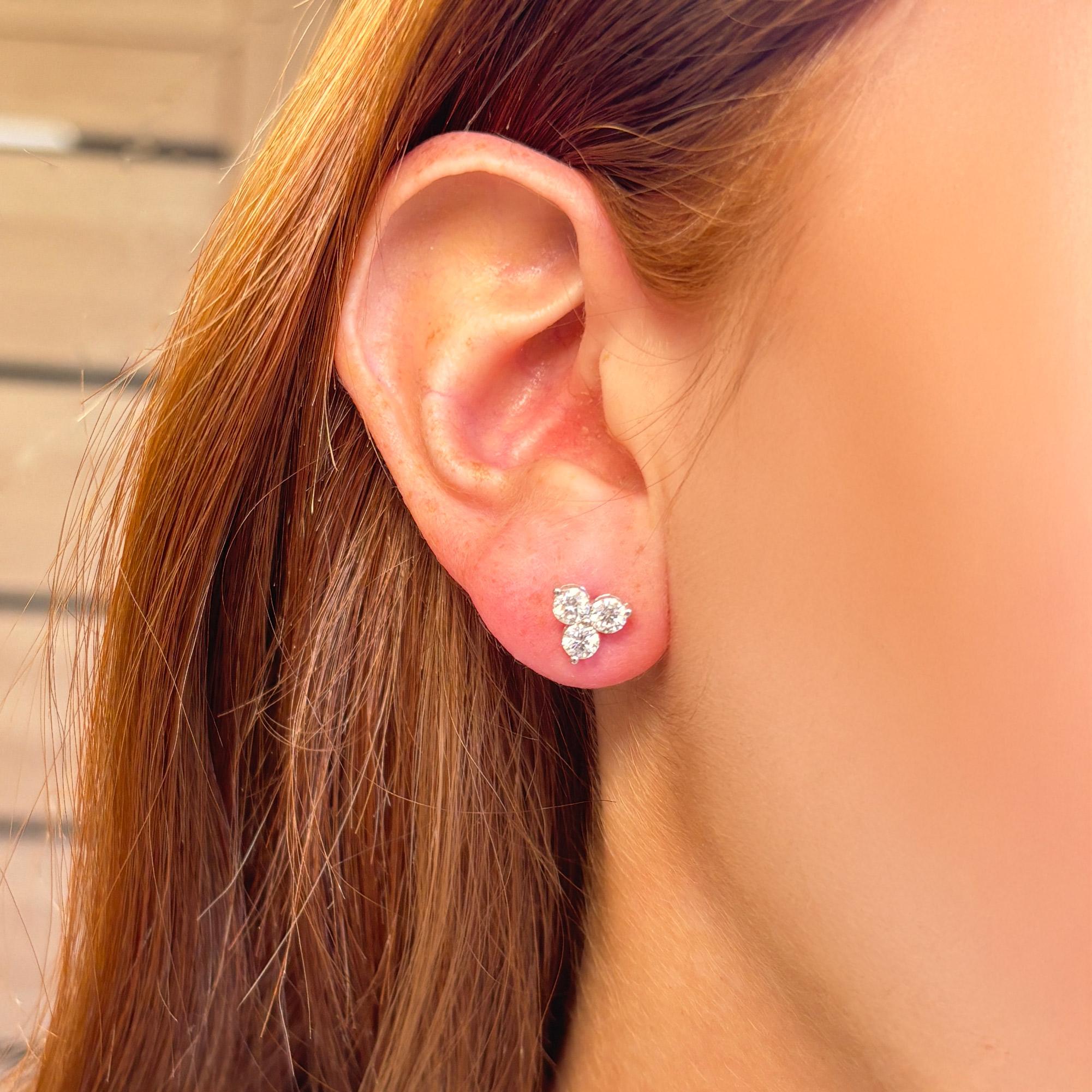 Pendientes de oro blanco de 14 quilates con tres diamantes en racimo - 1,00 TQW Corte redondo en venta