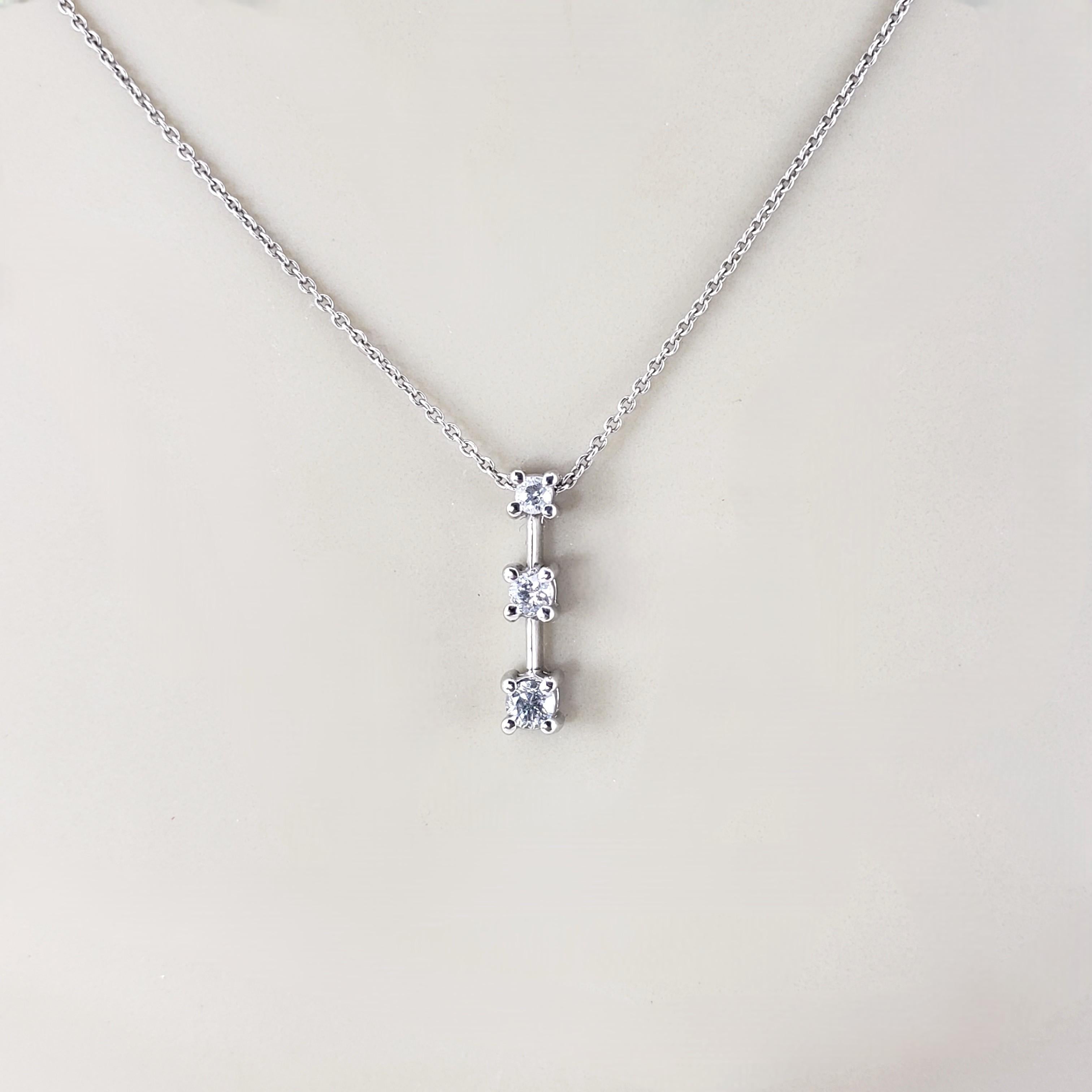 Pendentif trois diamants en or blanc 14K #23460 en vente 1