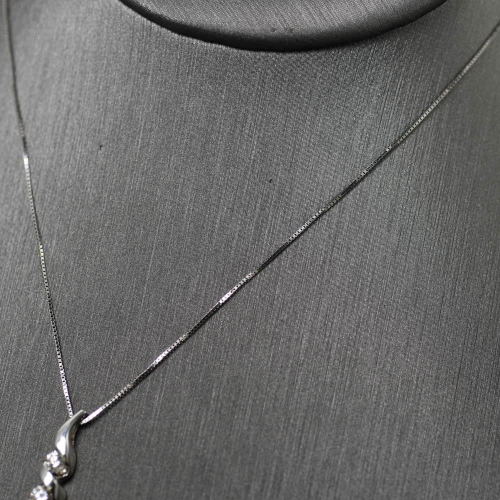 14K White Gold Three Diamond Pendant Necklace 0.45ct In Excellent Condition In Laguna Beach, CA