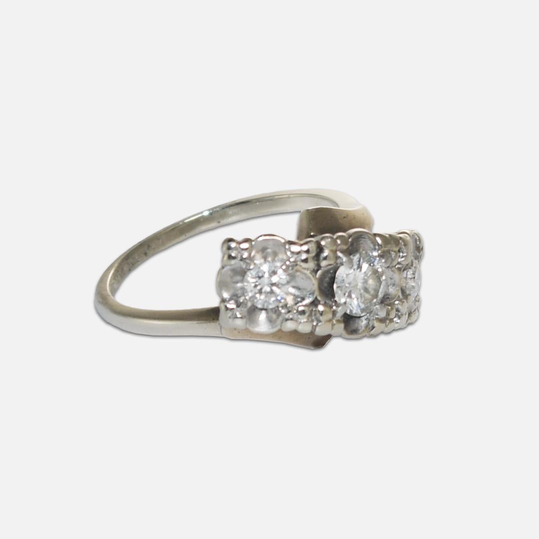 Bague à trois diamants en or blanc 14K.
Les diamants totalisent 0,50 carats.
L'anneau pèse 4.4 grammes.
Taille 5,5.

