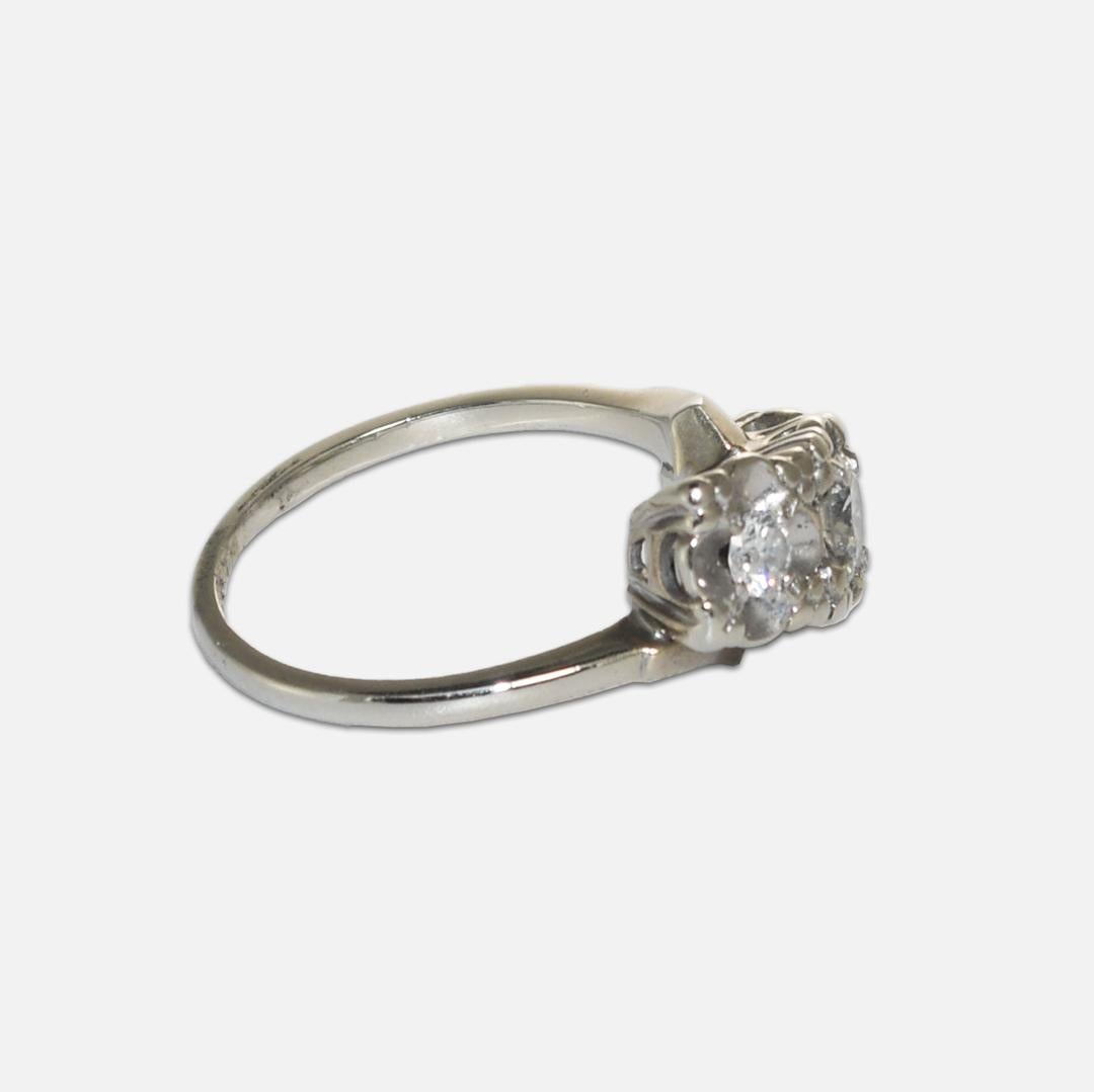 Taille ronde Bague à trois diamants en or blanc 14 carats 0,50 ct en vente