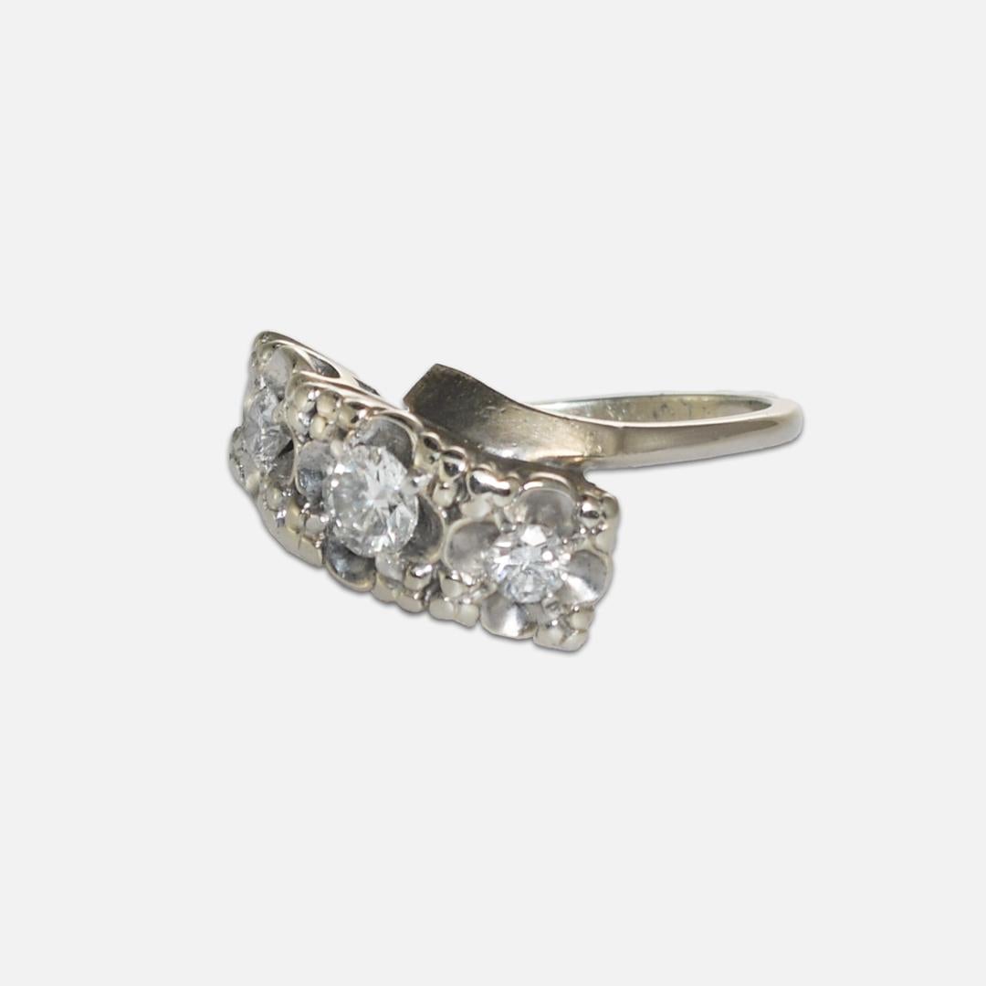Bague à trois diamants en or blanc 14 carats 0,50 ct en vente 1