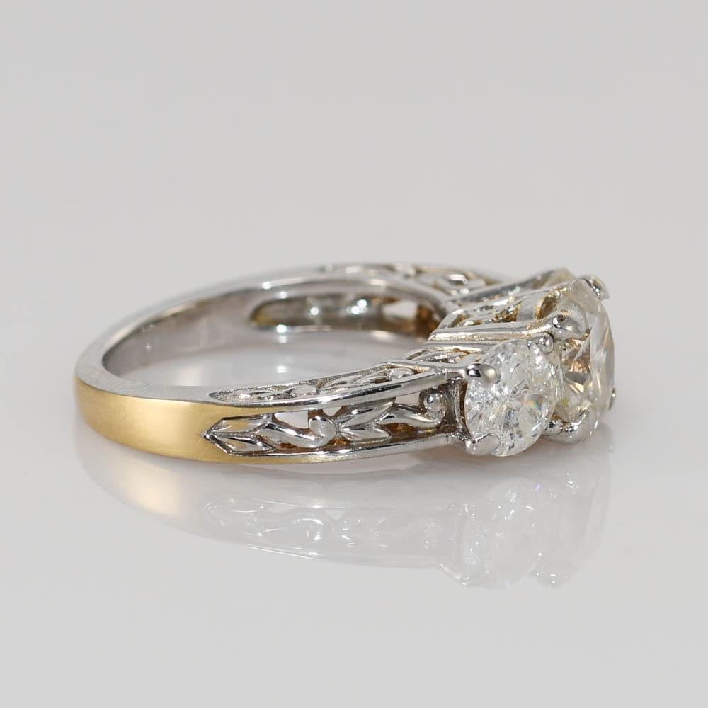 Bague à trois diamants en or blanc 14k.
Estampillé 14k et pèse 4,8 grammes.
Le diamant central est un diamant rond de taille brillant, de 1,30 carats, de couleur H à I, de pureté i1 et d'excellente taille.
Il y a deux Brilliantes rondes de 0,55