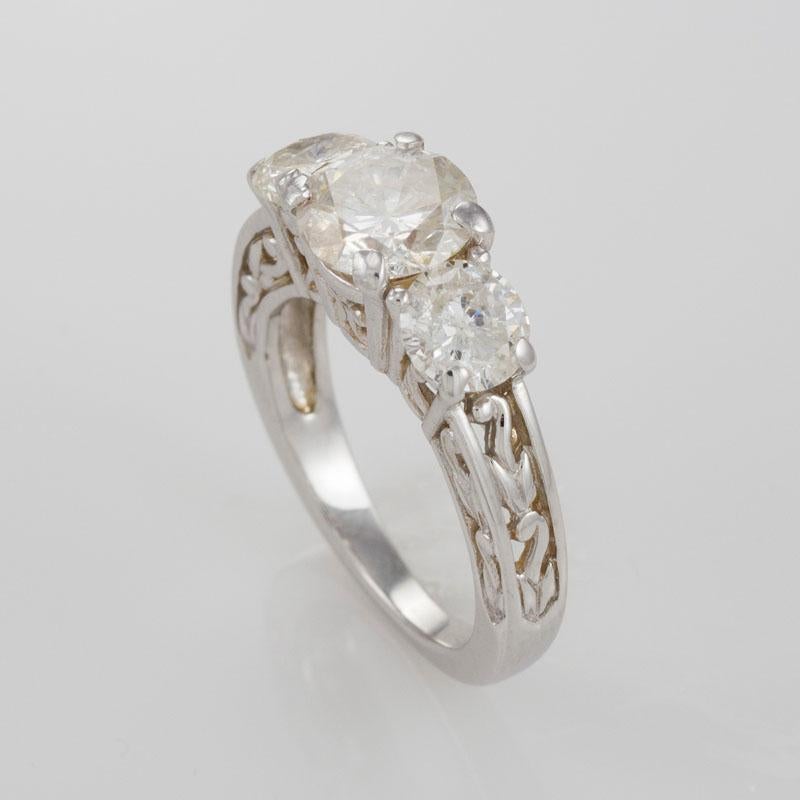 Taille ronde Bague en or blanc 14 carats à trois diamants 2,40 carats en vente