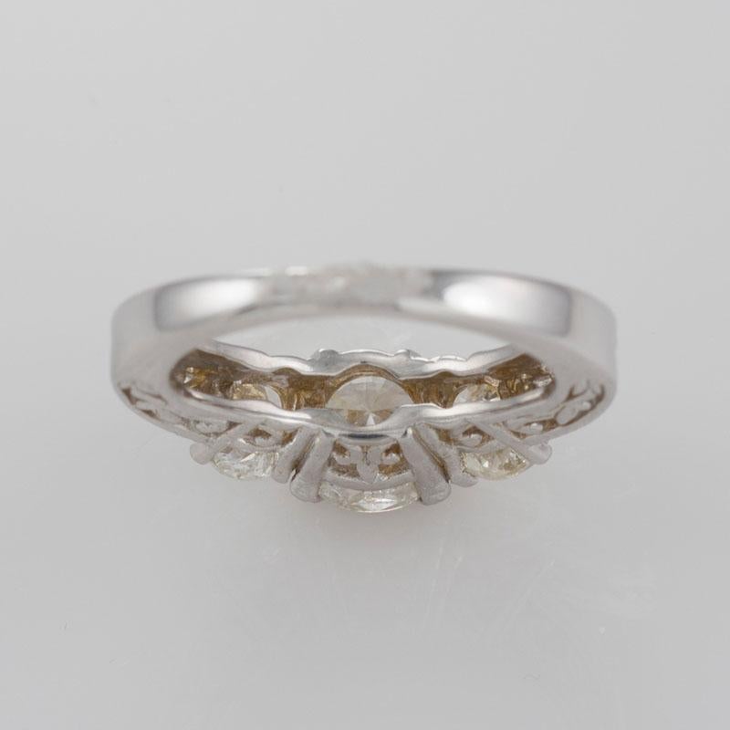 Bague en or blanc 14 carats à trois diamants 2,40 carats Excellent état - En vente à Laguna Beach, CA