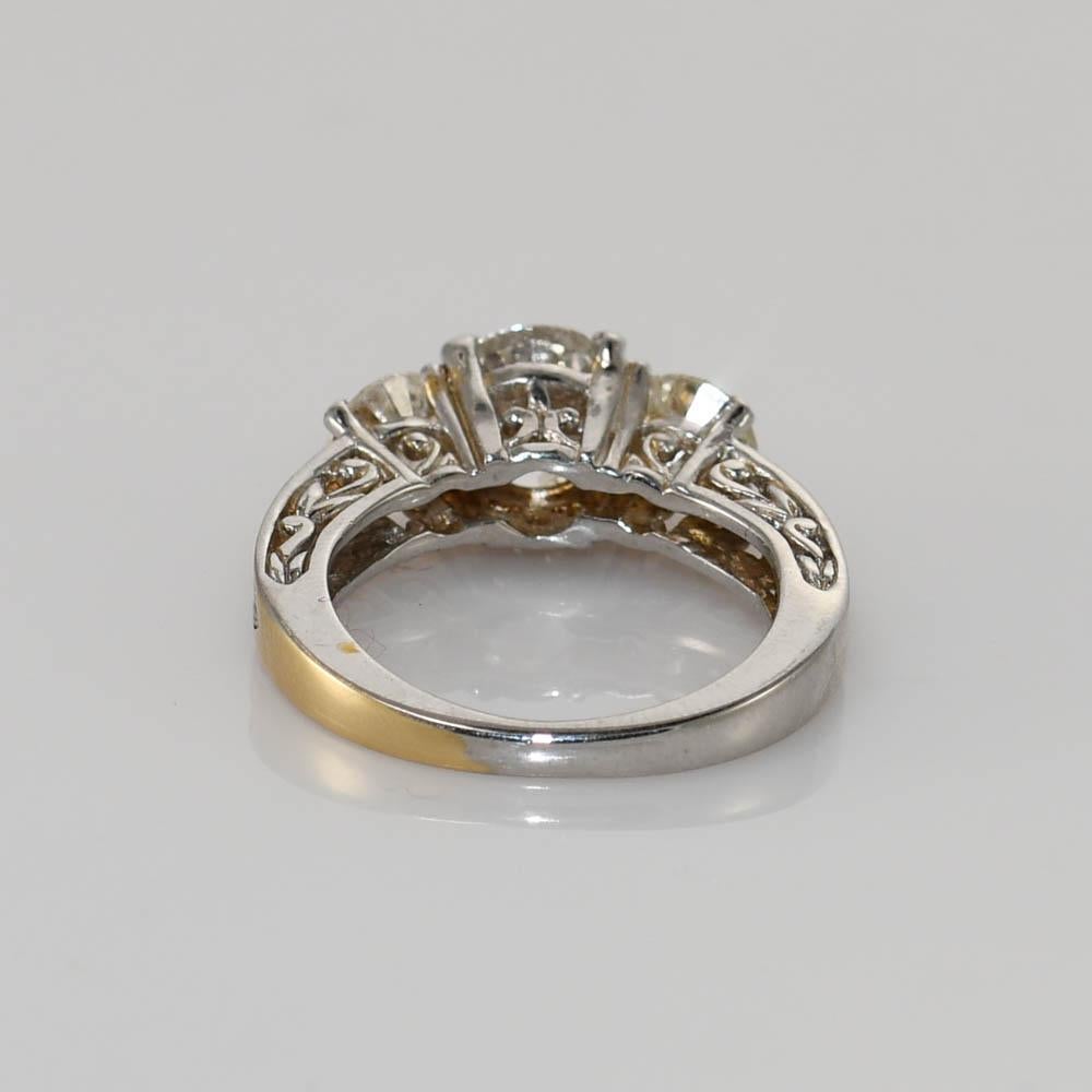 Bague en or blanc 14 carats à trois diamants 2,40 carats Unisexe en vente