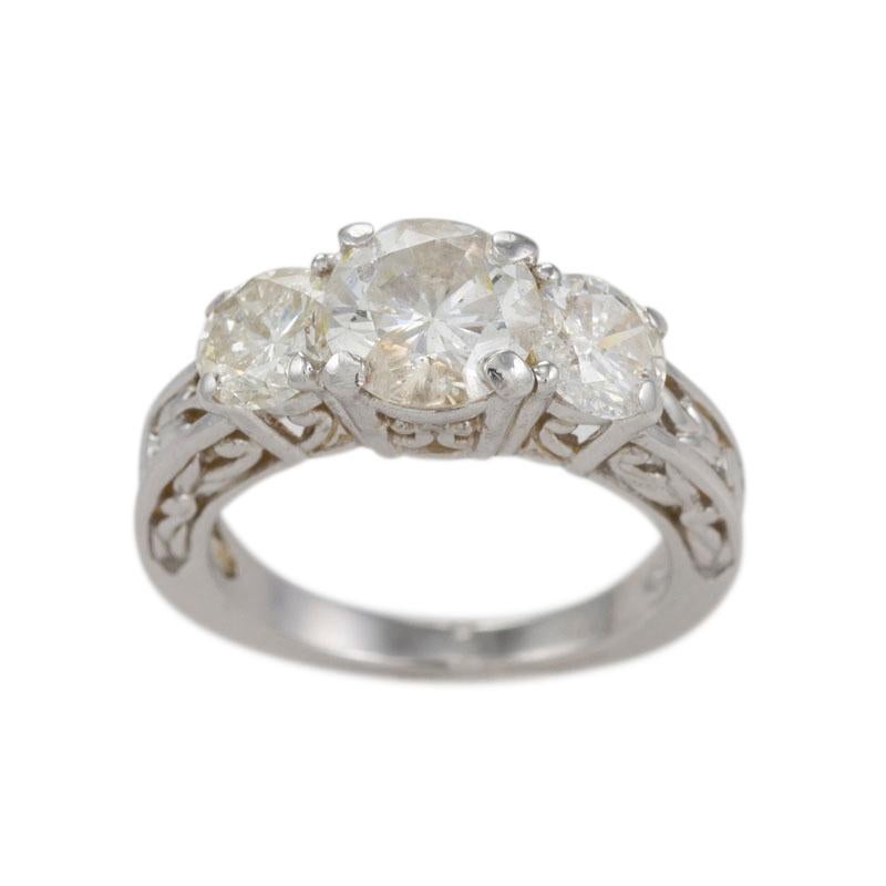 Bague en or blanc 14 carats à trois diamants 2,40 carats en vente 1