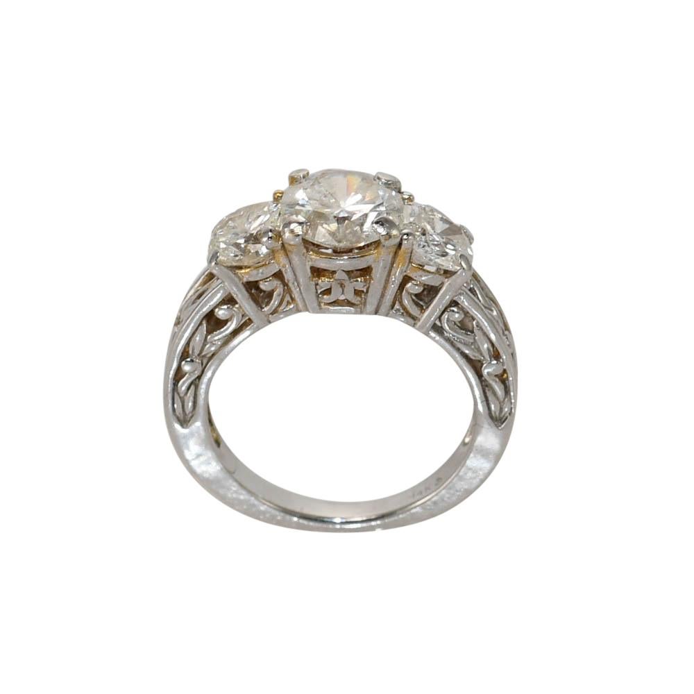 Bague en or blanc 14 carats à trois diamants 2,40 carats en vente 2