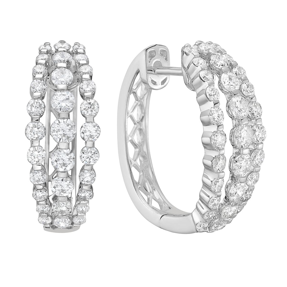 Questi orecchini a cerchio in oro bianco 14K con tre file di diamanti sono un mix perfetto di eleganza e scintillio. Realizzati con 5,7 grammi di oro bianco massiccio, sono robusti ma leggeri e quindi comodi da indossare tutto il giorno. Ogni