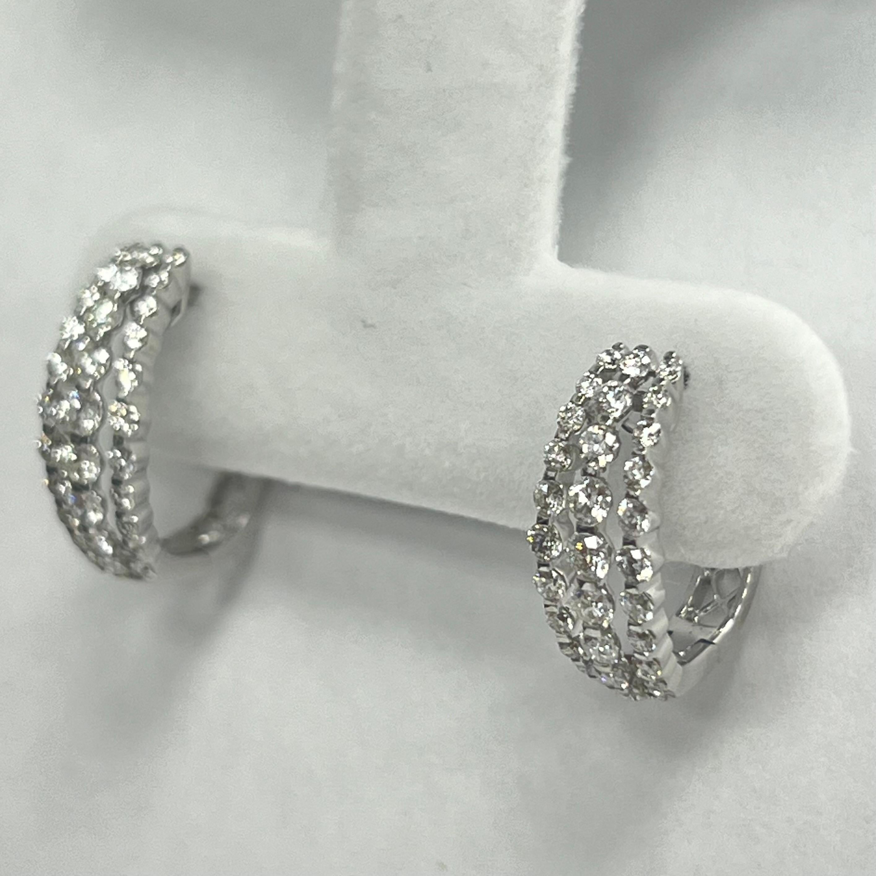 Moderno Orecchini a cerchio con diamanti a tre file in oro bianco 14K in vendita