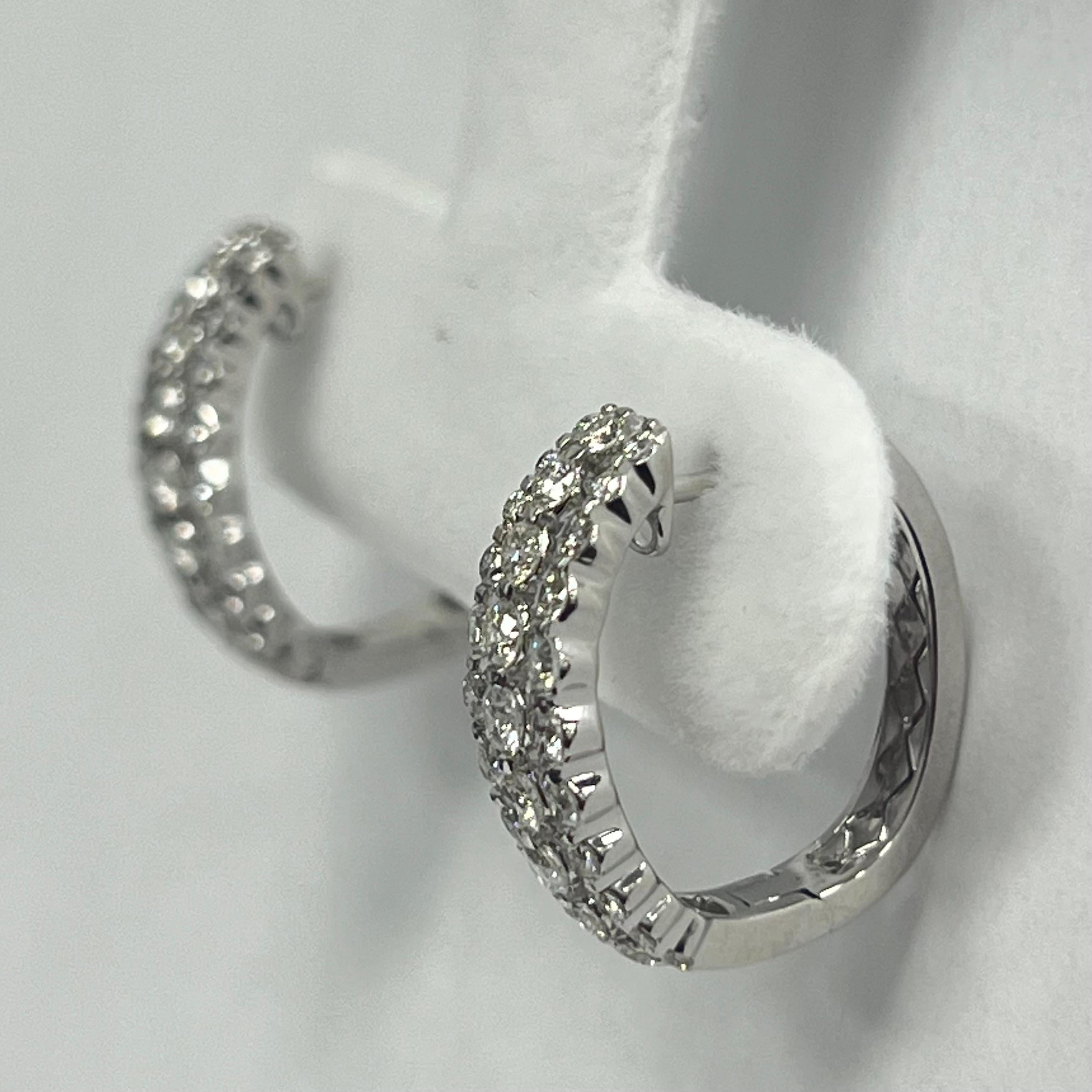Taglio brillante Orecchini a cerchio con diamanti a tre file in oro bianco 14K in vendita
