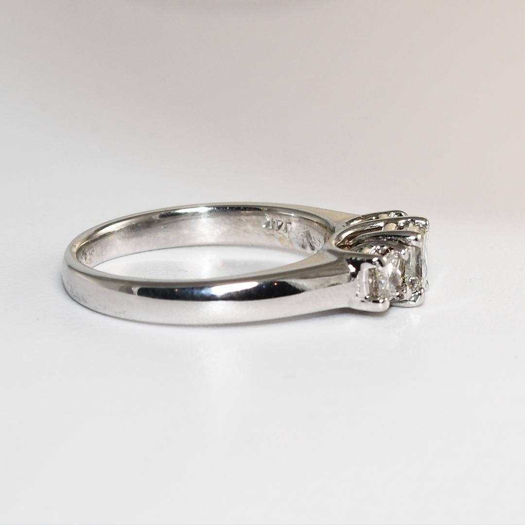 Taille princesse Bague de fiançailles à trois pierres en or blanc 14 carats avec diamant 1,10 carat en vente