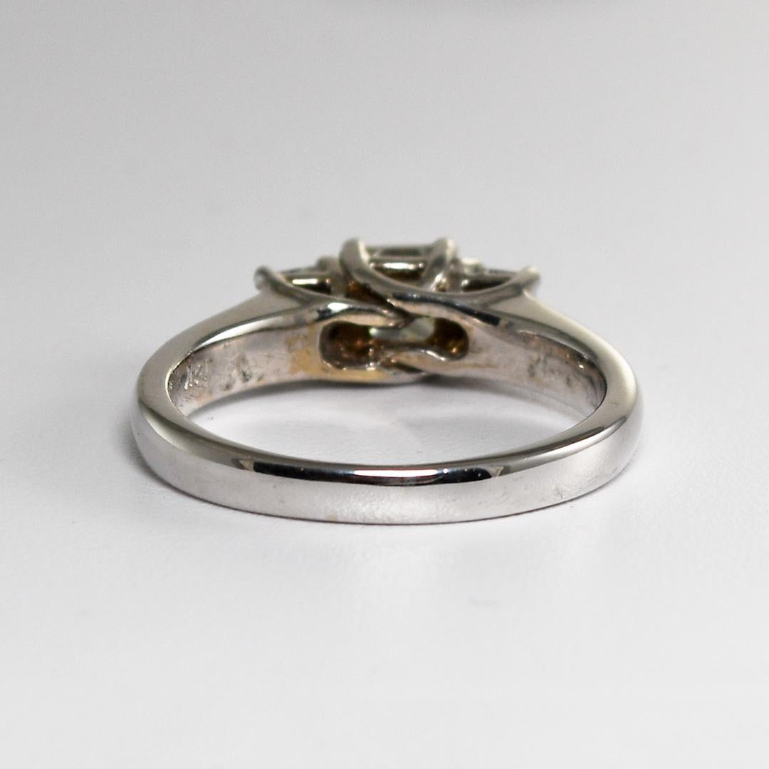 Bague de fiançailles à trois pierres en or blanc 14 carats avec diamant 1,10 carat Excellent état - En vente à Laguna Beach, CA