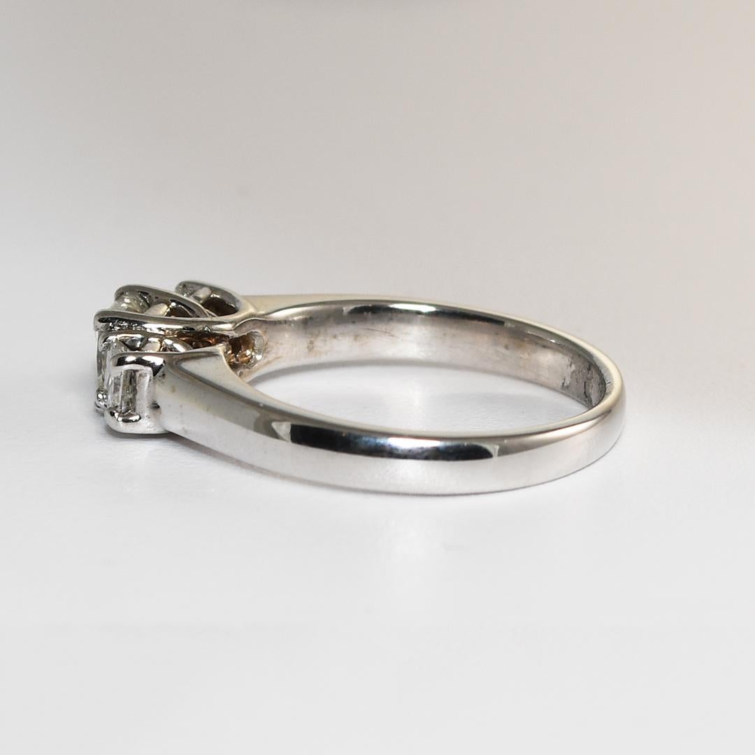 Bague de fiançailles à trois pierres en or blanc 14 carats avec diamant 1,10 carat Unisexe en vente