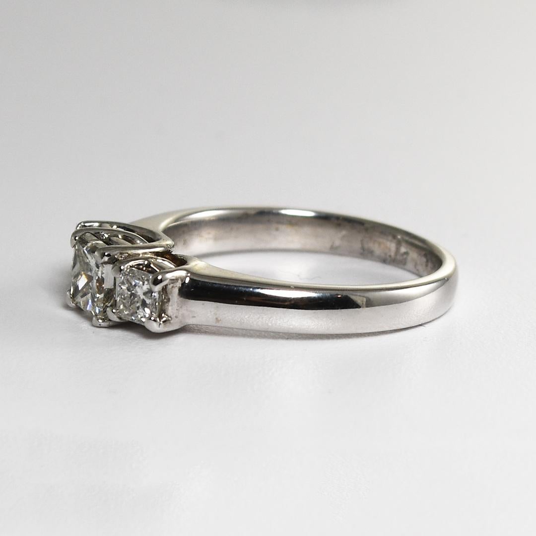 Bague de fiançailles à trois pierres en or blanc 14 carats avec diamant 1,10 carat en vente 1