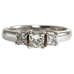 Anillo de compromiso de oro blanco de 14 quilates con tres diamantes 1,10 ct
