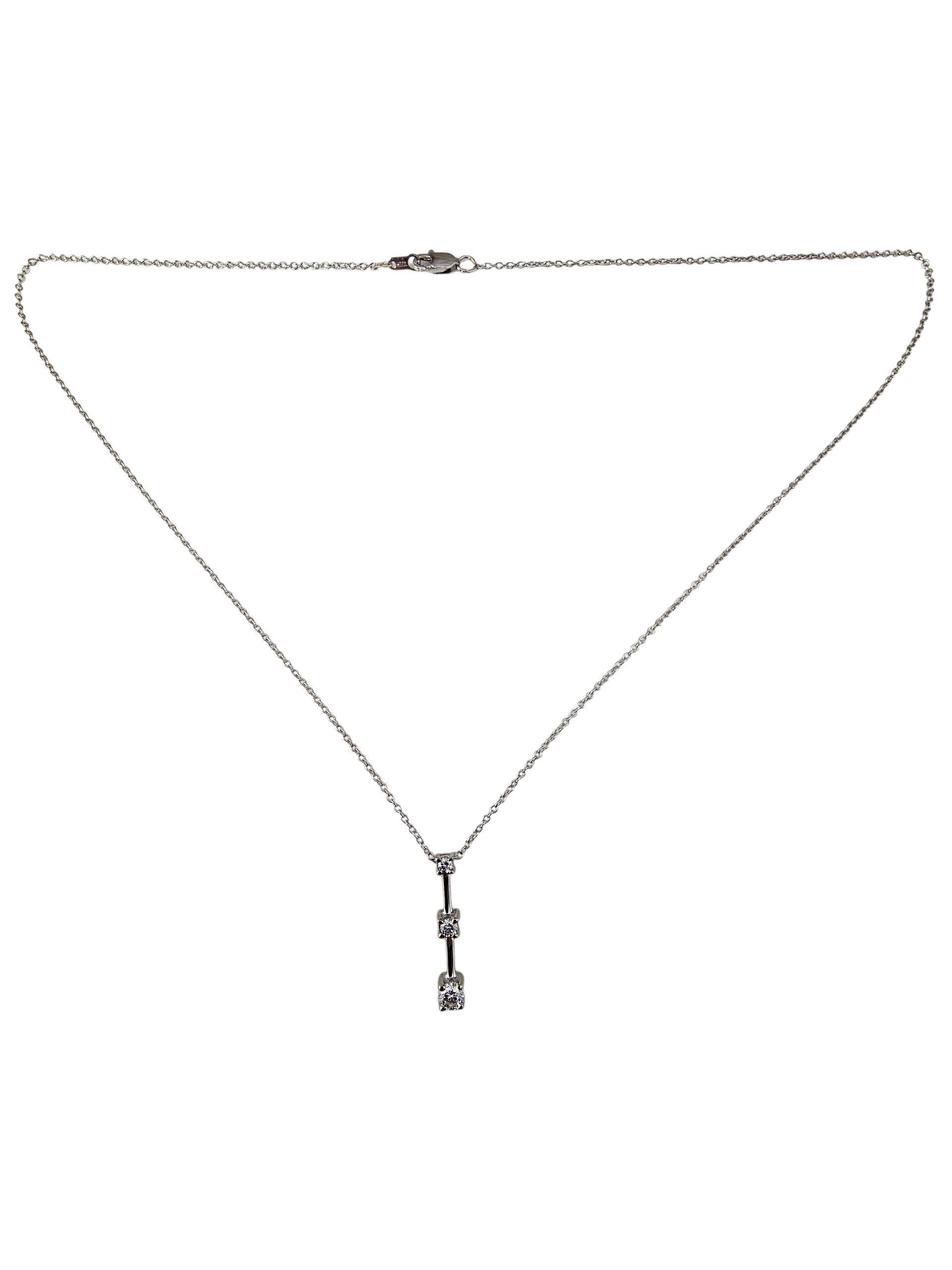 Collana con ciondolo a tre pietre e diamanti in oro bianco 14K.

Questo scintillante ciondolo presenta tre diamanti rotondi taglio brillante incastonati nel classico oro bianco 14K. Sospeso da una collana in oro bianco abbinata. Un pezzo grazioso e