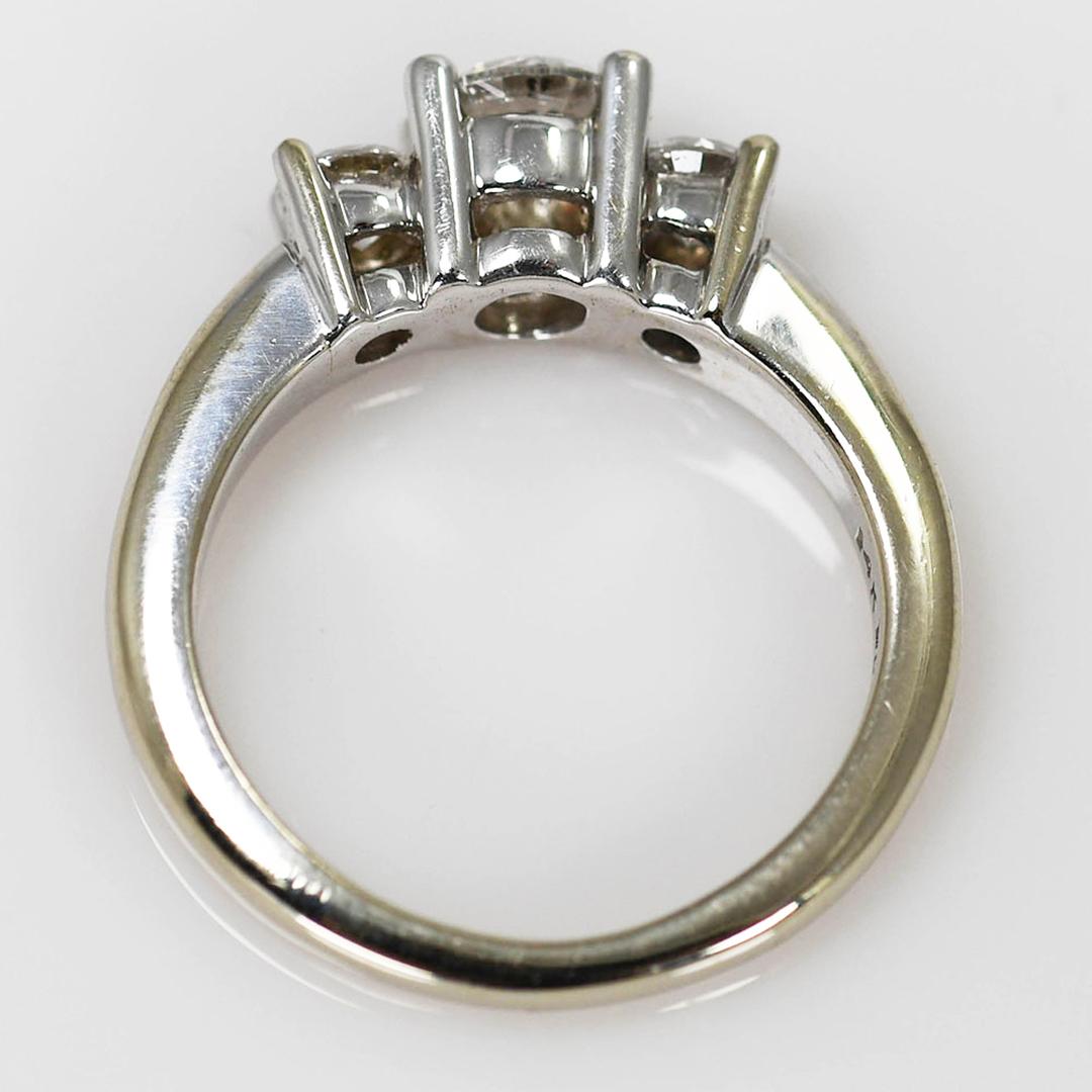 Anello con tre diamanti in oro bianco 14k.
Timbrato 14k, WDC 1.02 e pesa 5 grammi. 
I diamanti sono tagli tondi a brillante.
Il diamante centrale è di 0,50 carati, H. H. i. i.  colore, purezza i2, taglio molto buono.
I due diamanti laterali hanno un