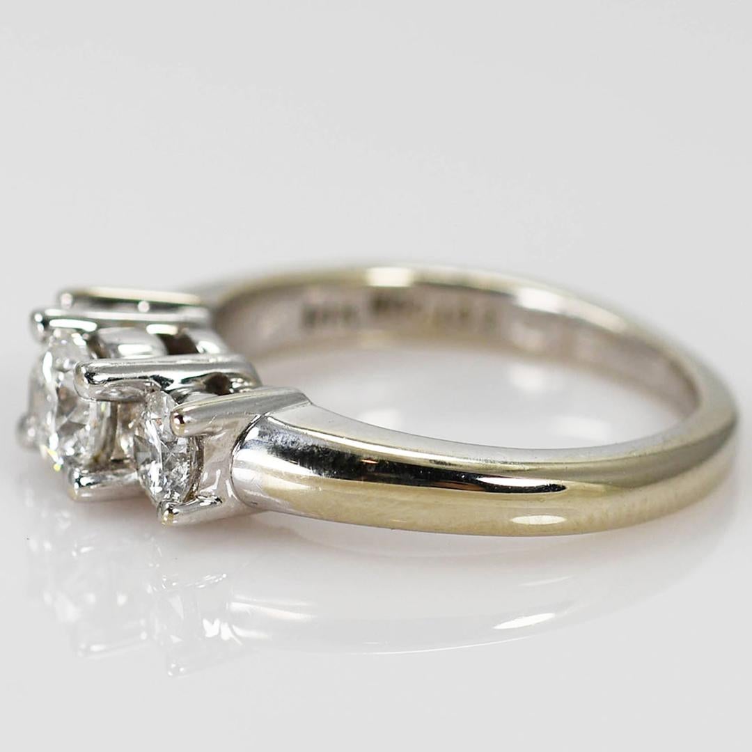 Taglio rotondo Anello con tre pietre di diamante in oro bianco 14K 1,02ct in vendita