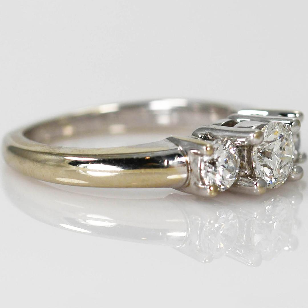 Anello con tre pietre di diamante in oro bianco 14K 1,02ct In condizioni ottime in vendita a Laguna Beach, CA