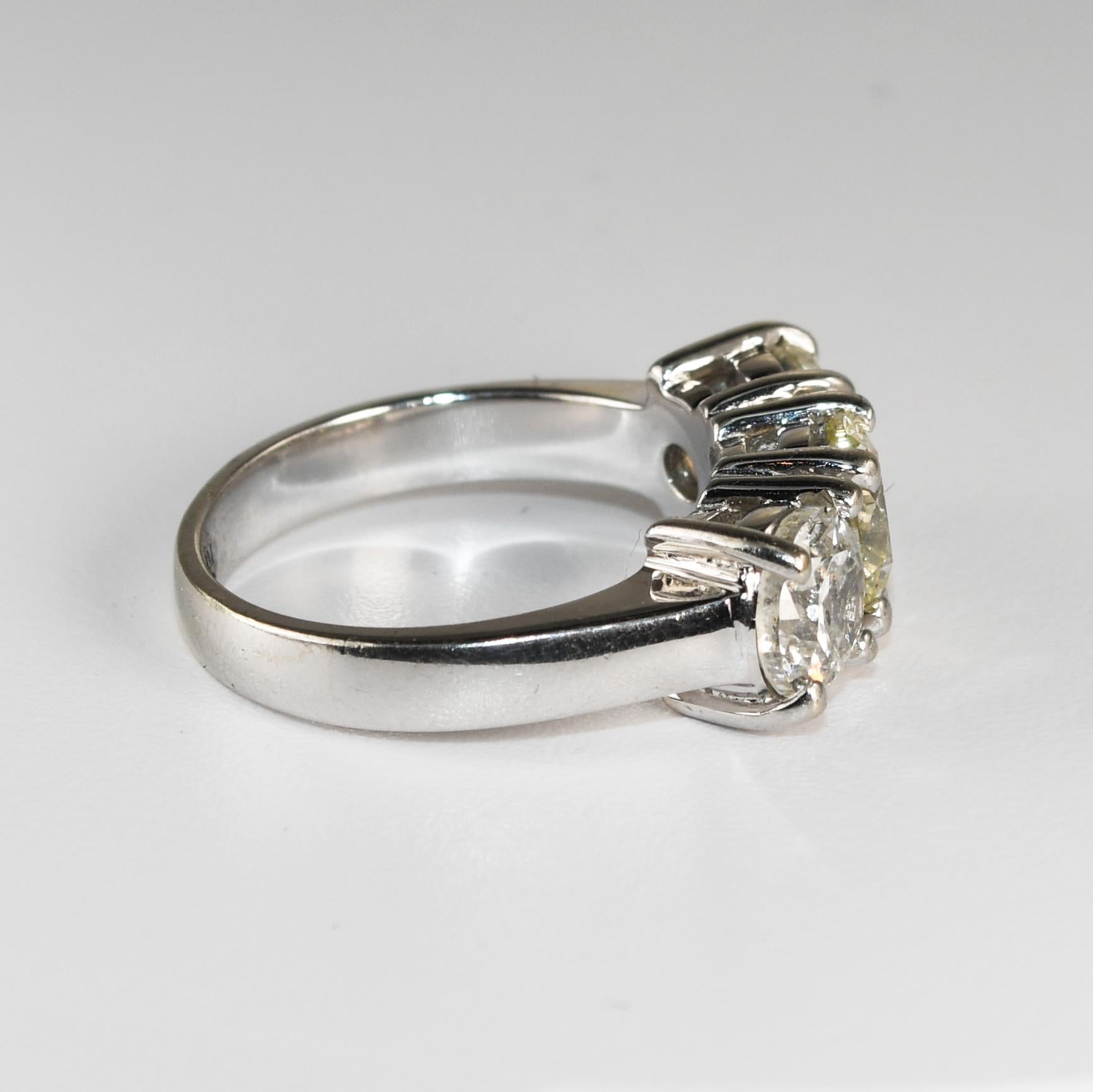 Taglio rotondo Anello con tre pietre di diamante in oro bianco 14K da 2,81 carati in vendita