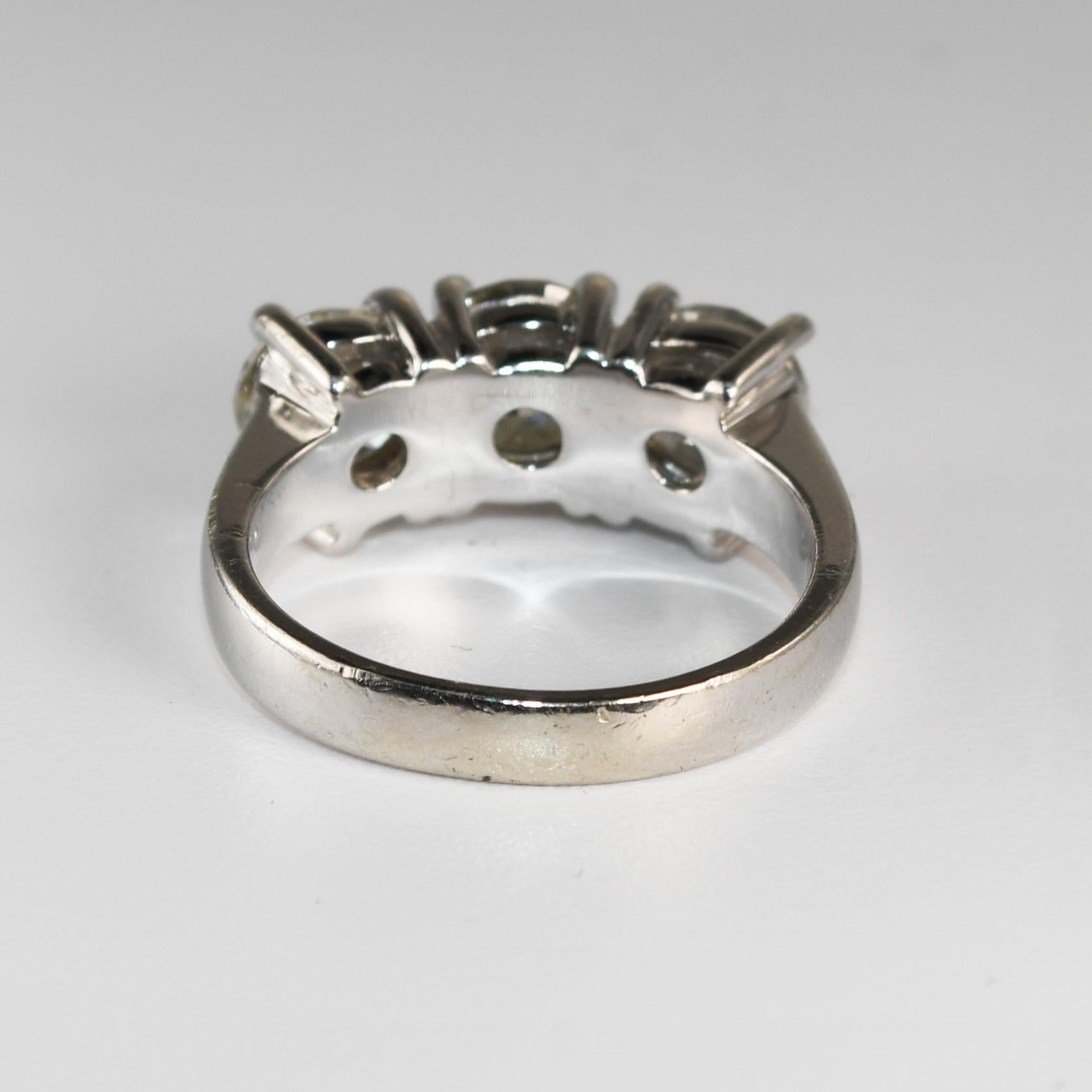Anello con tre pietre di diamante in oro bianco 14K da 2,81 carati In condizioni ottime in vendita a Laguna Beach, CA