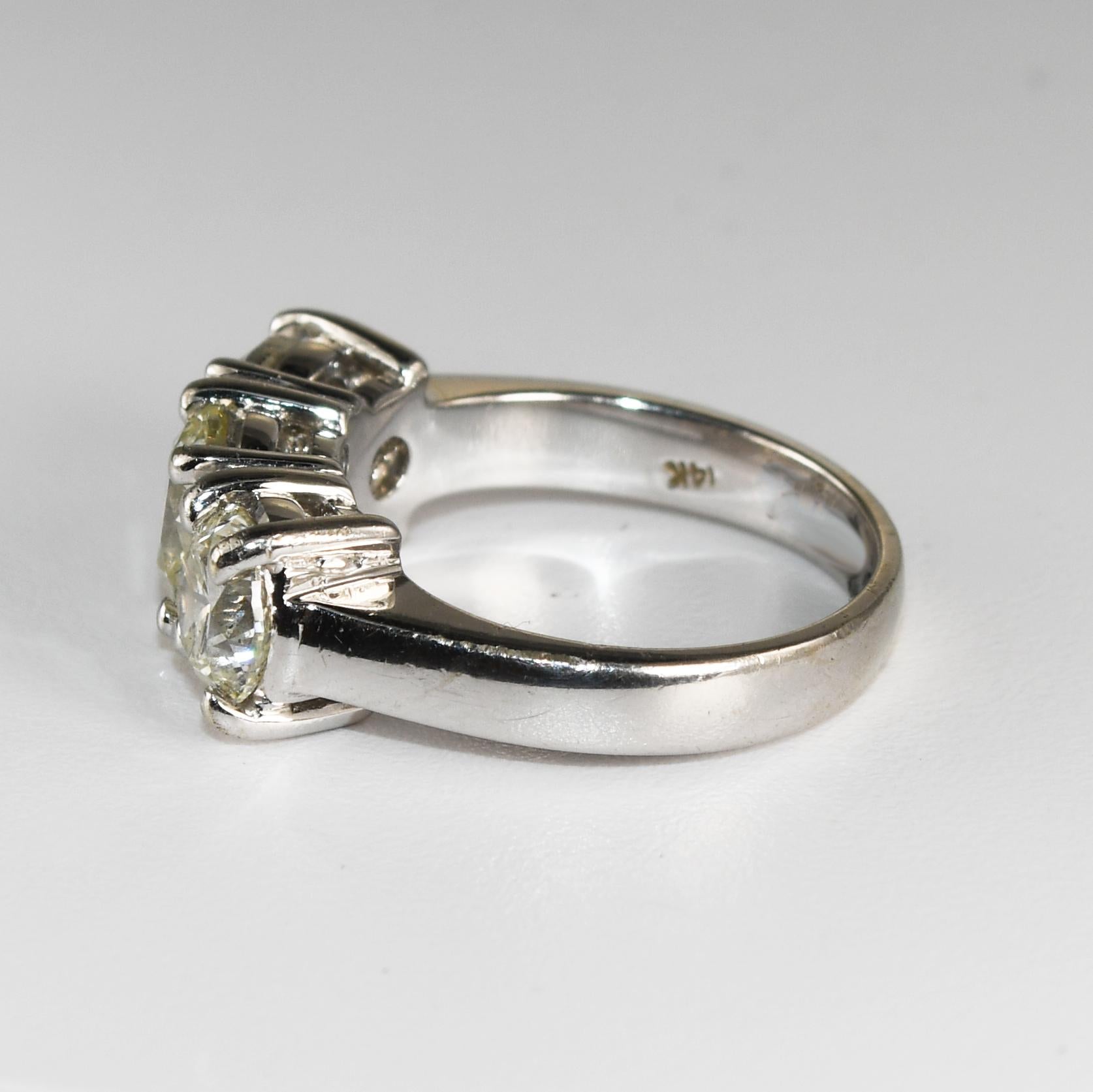 da uomo o donna Anello con tre pietre di diamante in oro bianco 14K da 2,81 carati in vendita