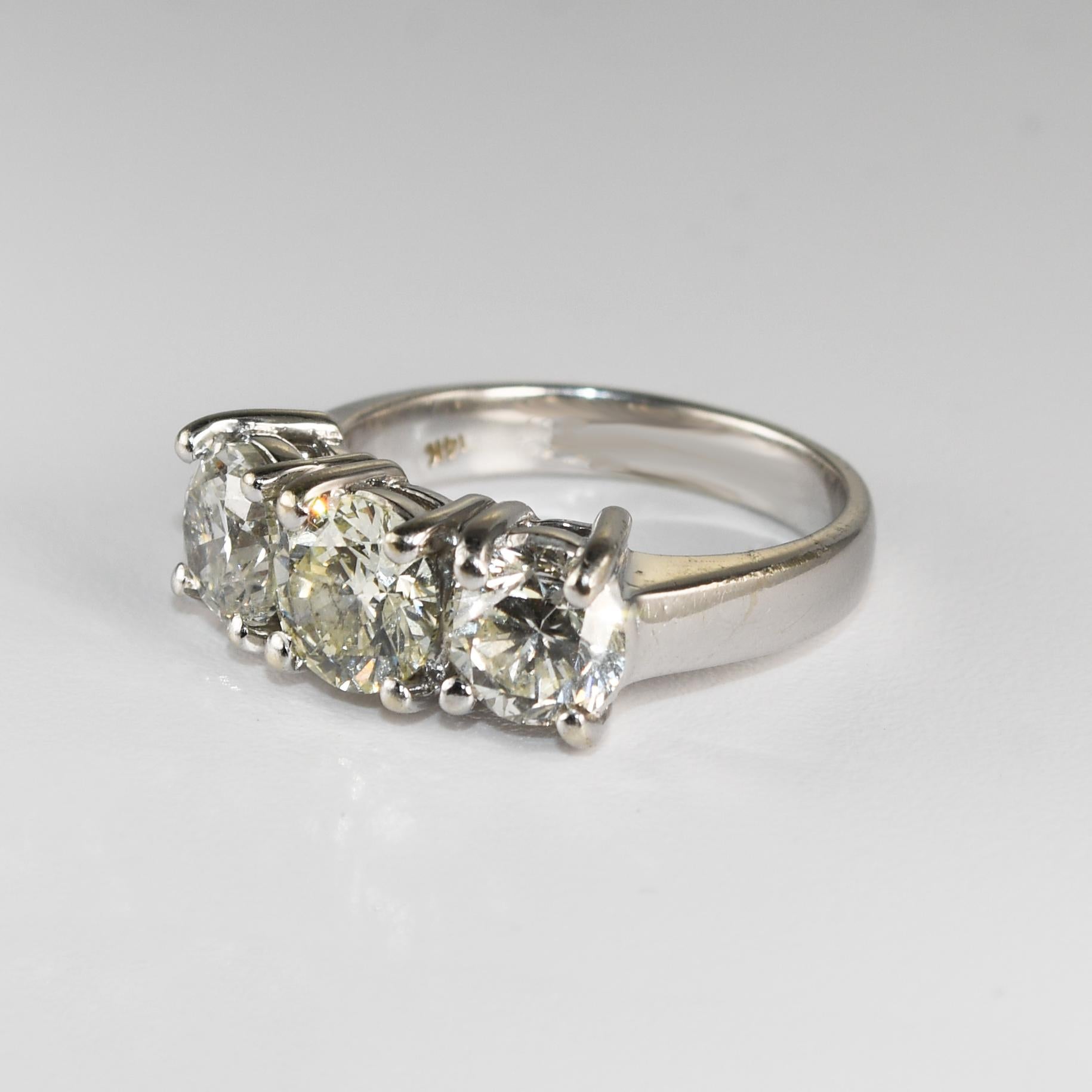 Anello con tre pietre di diamante in oro bianco 14K da 2,81 carati in vendita 1