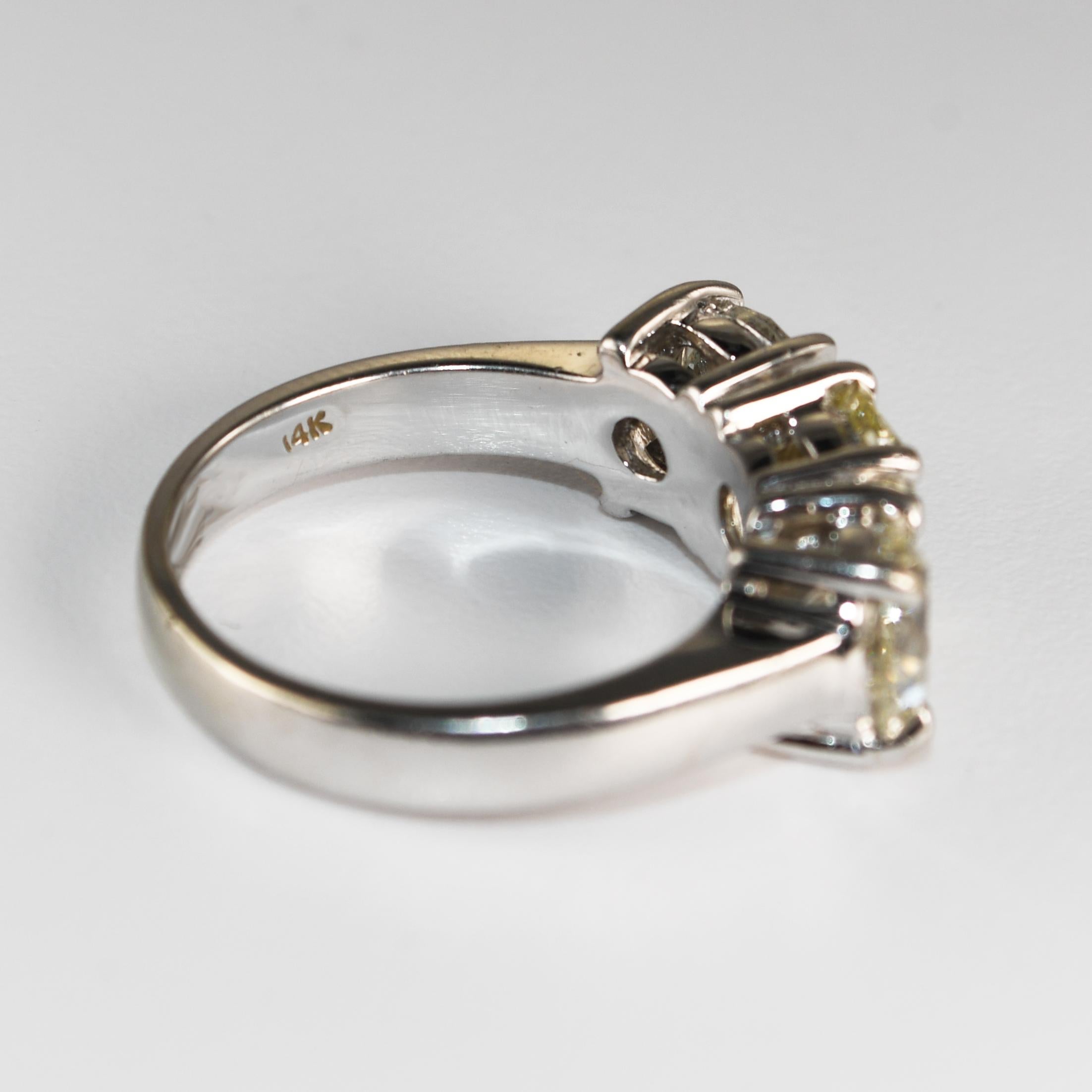 Anello con tre pietre di diamante in oro bianco 14K da 2,81 carati in vendita 2