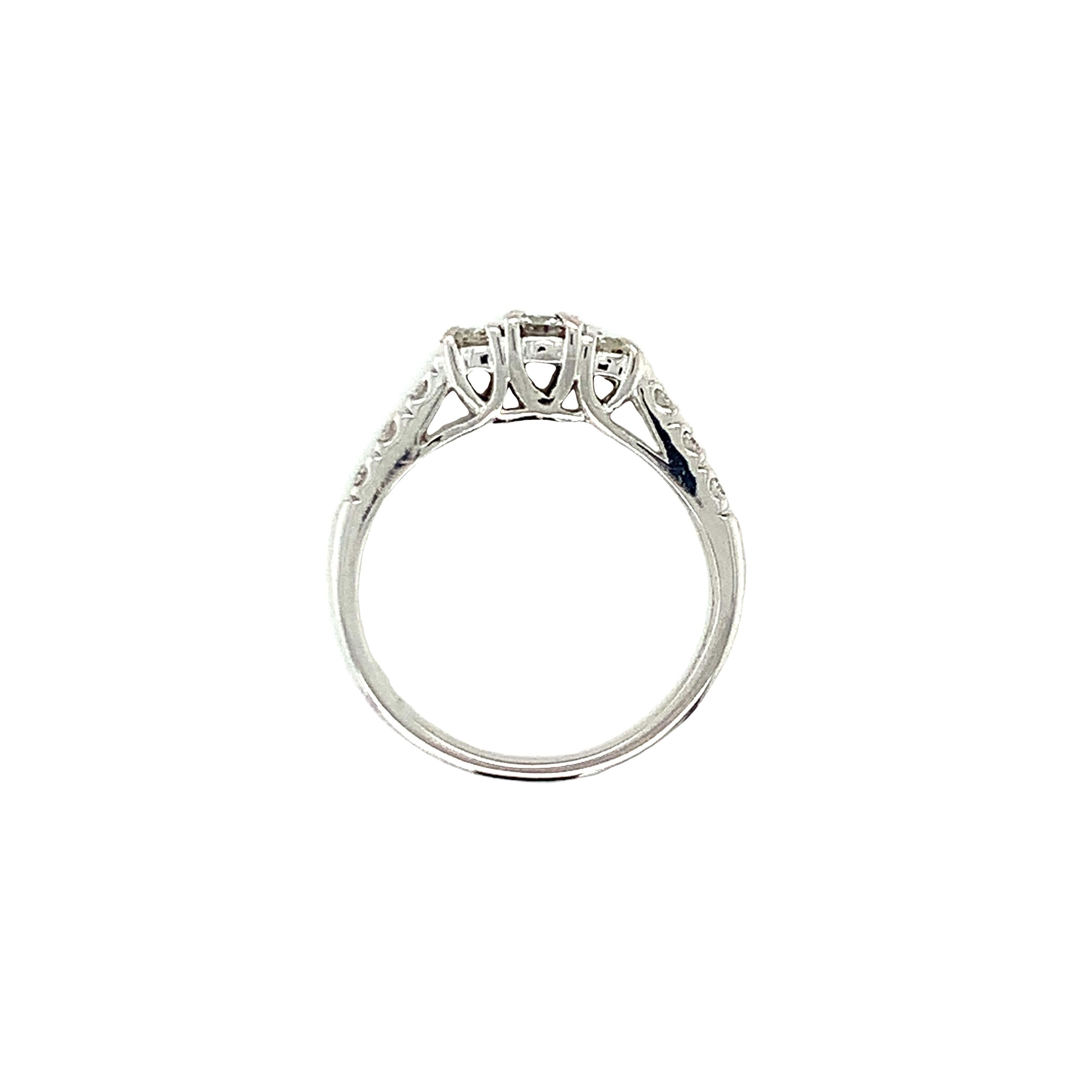 14K White Gold Three-Stone Diamond Ring In Good Condition For Sale In Beverly Hills, CA