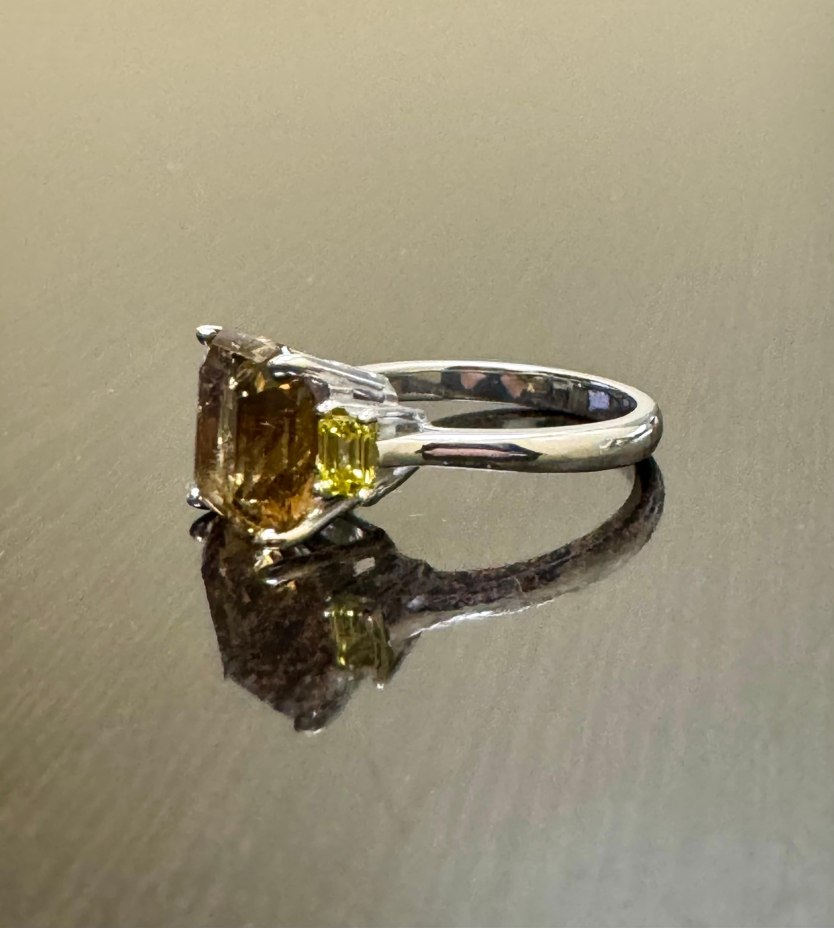 Bague de fiançailles en or blanc 14 carats à trois pierres, diamants taille émeraude et tourmaline taille radiant en vente 3