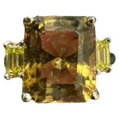 Bague de fiançailles en or blanc 14 carats à trois pierres, diamants taille émeraude et tourmaline taille radiant