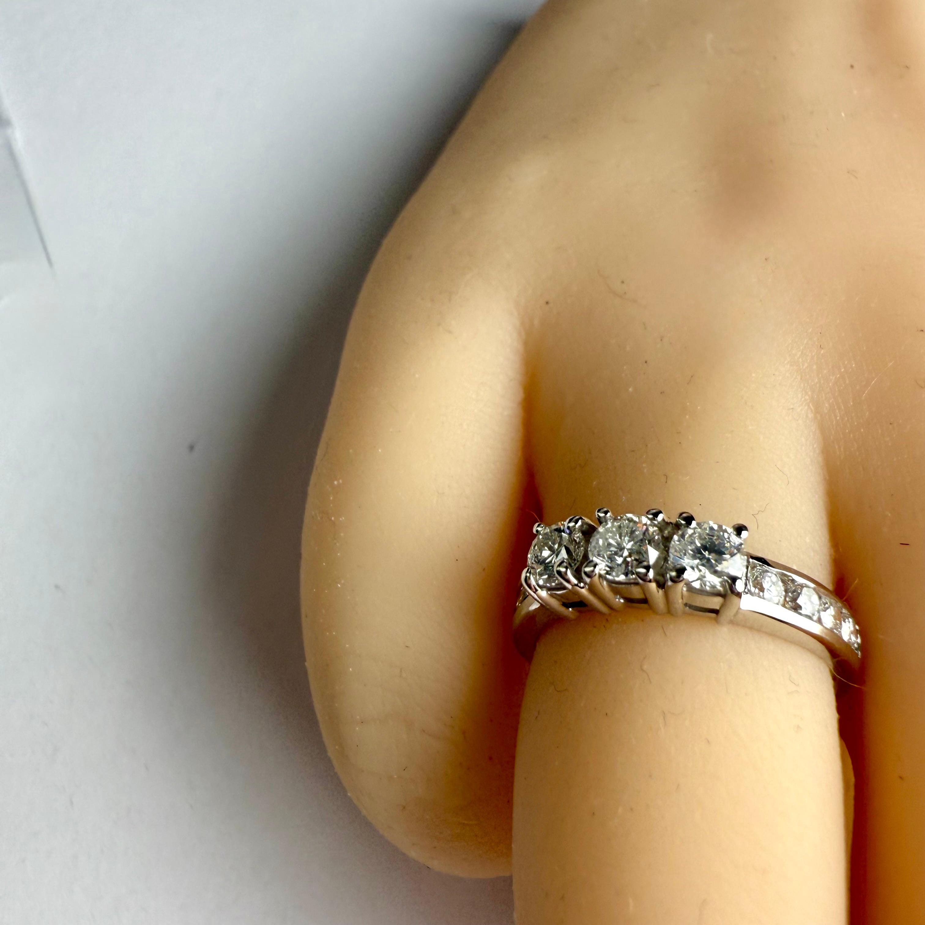 Taglio rotondo Anello con tre pietre di diamante naturale in oro bianco 14K  Pesa 0,95 carati in vendita