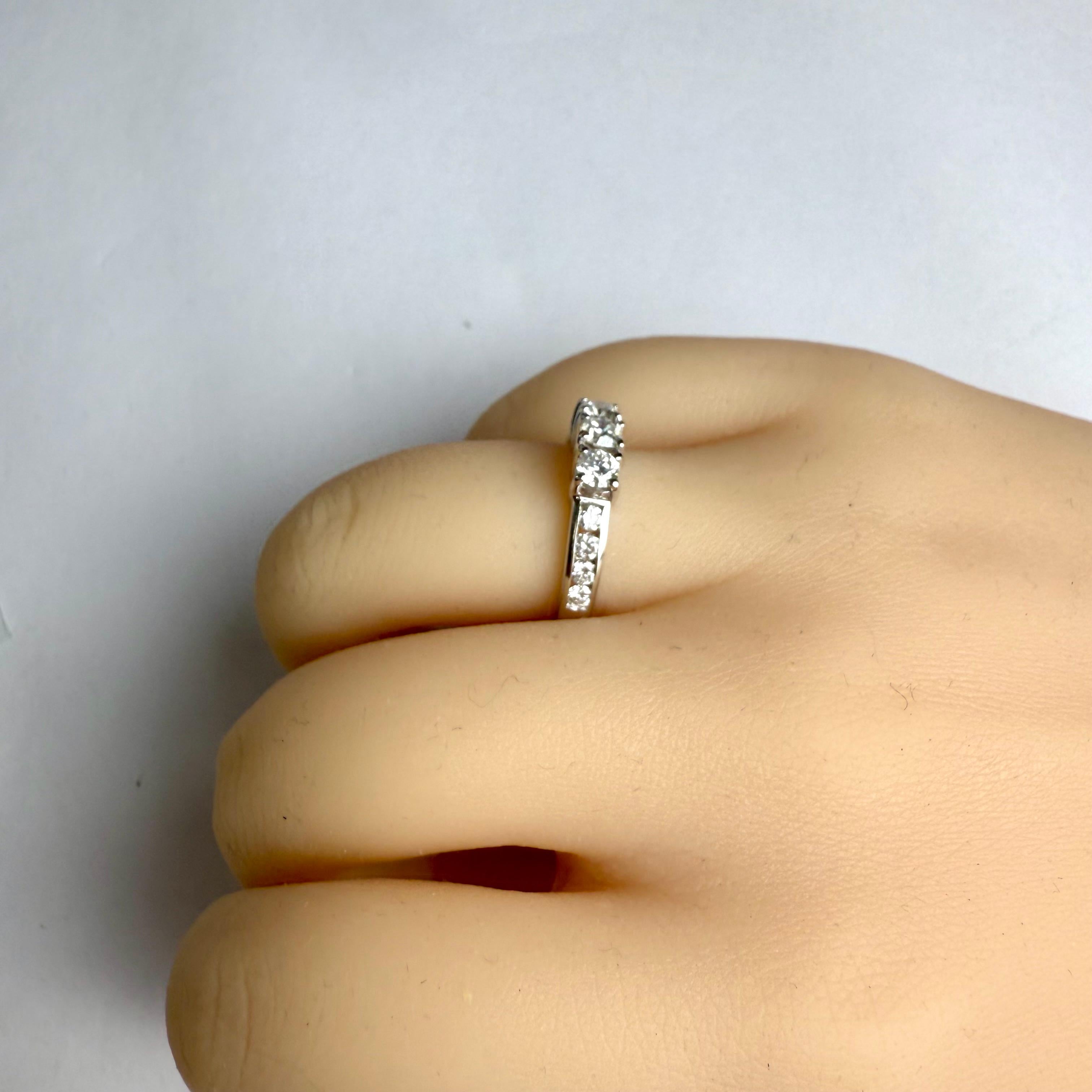 Anello con tre pietre di diamante naturale in oro bianco 14K  Pesa 0,95 carati In condizioni buone in vendita a New York, NY