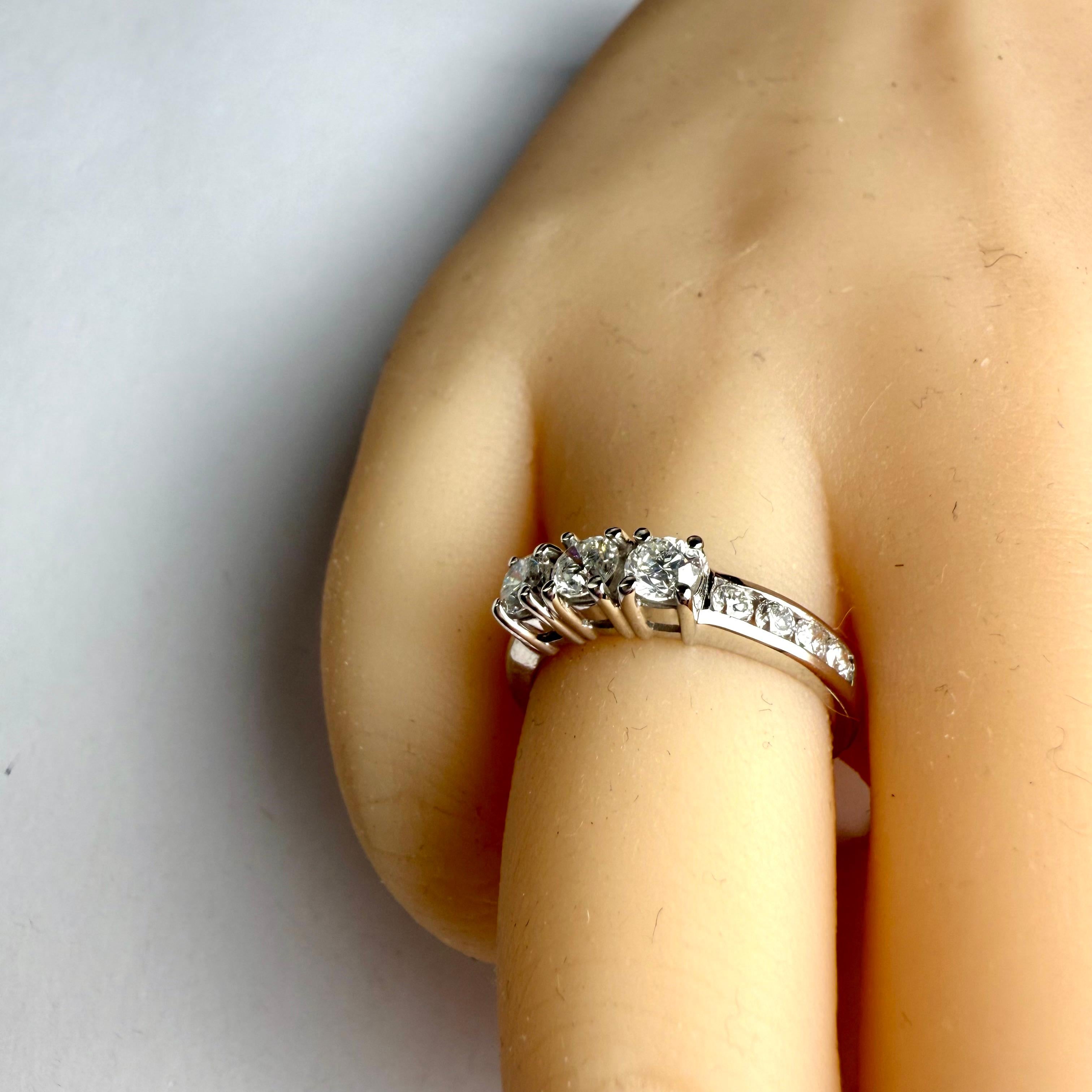 Donna Anello con tre pietre di diamante naturale in oro bianco 14K  Pesa 0,95 carati in vendita
