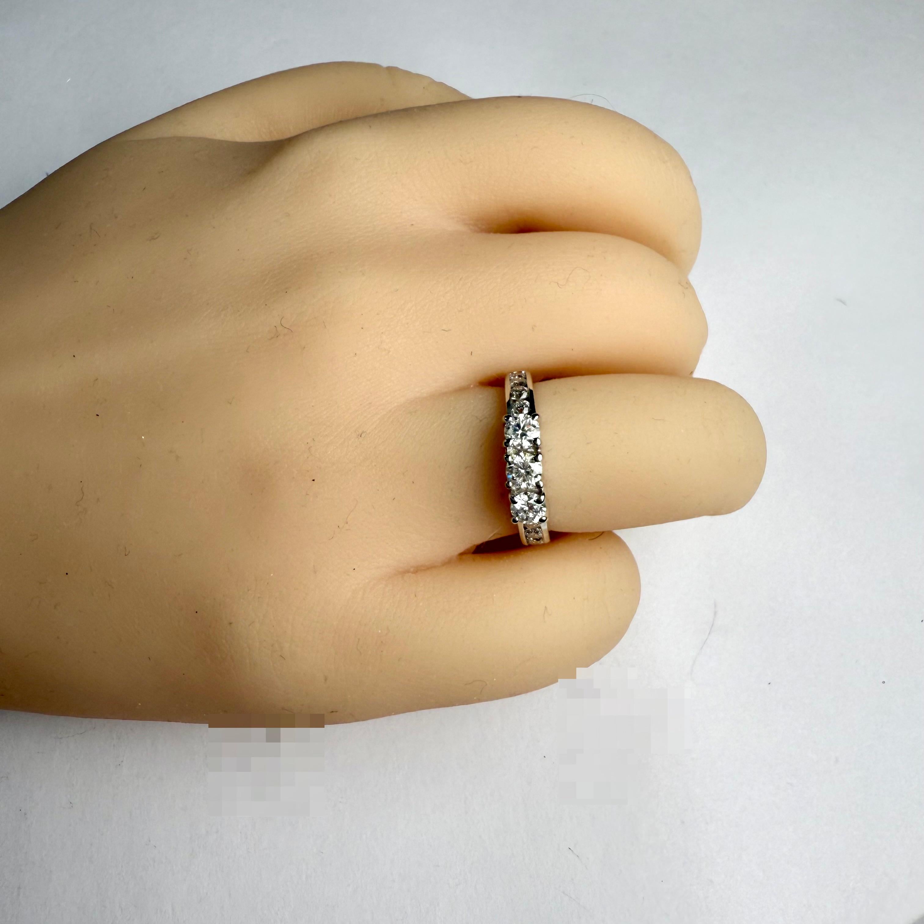 Anello con tre pietre di diamante naturale in oro bianco 14K  Pesa 0,95 carati in vendita 1