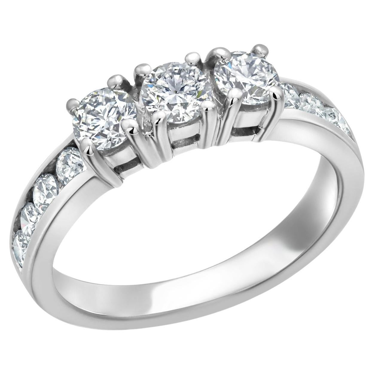 Anello con tre pietre di diamante naturale in oro bianco 14K  Pesa 0,95 carati in vendita