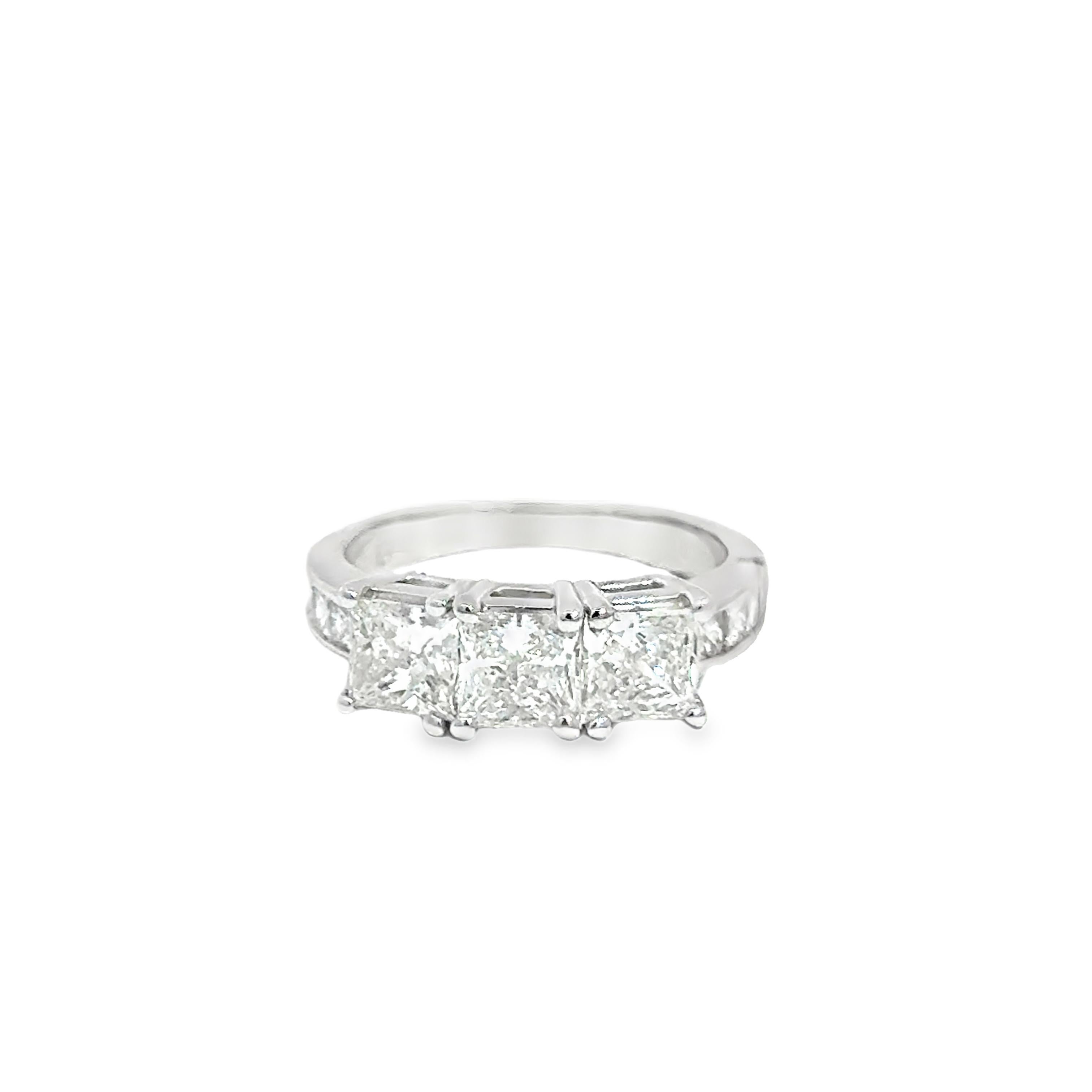 14k Weißgold Drei-Stein-Prinzessinnenschliff Diamantring - 2,05ct Center im Angebot 5
