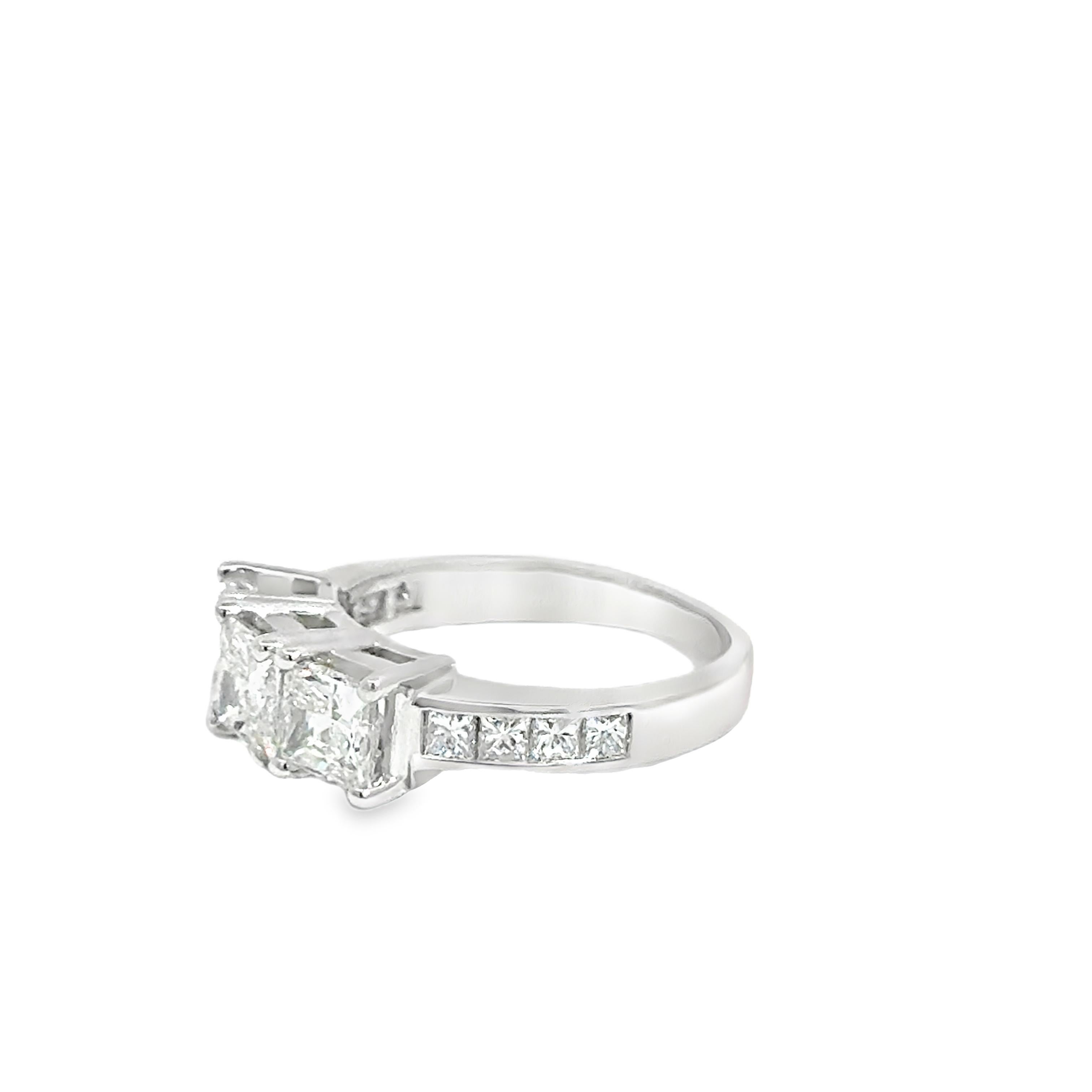 14k Weißgold Drei-Stein-Prinzessinnenschliff Diamantring - 2,05ct Center (Carréschliff) im Angebot