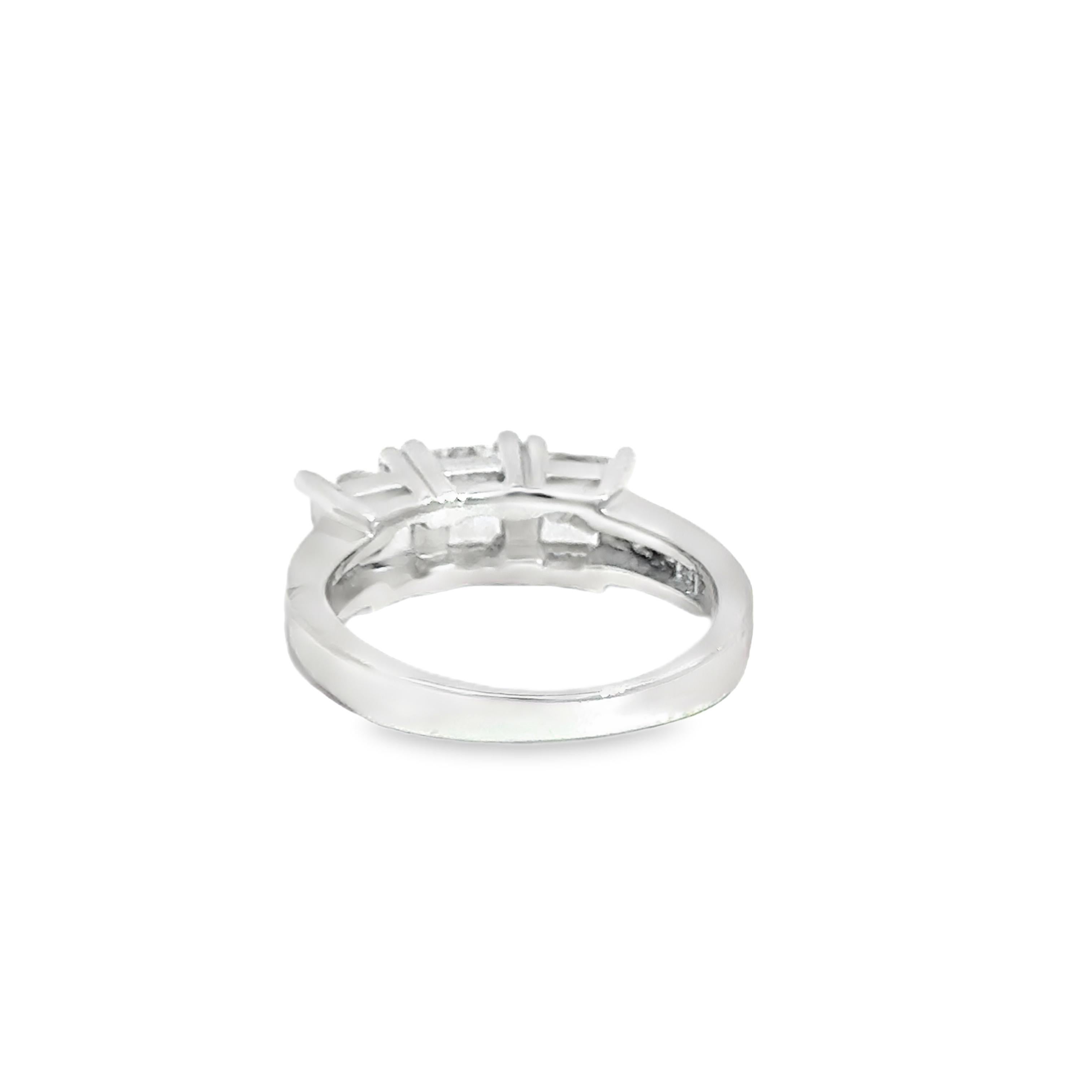 14k Weißgold Drei-Stein-Prinzessinnenschliff Diamantring - 2,05ct Center im Zustand „Hervorragend“ im Angebot in Los Angeles, CA