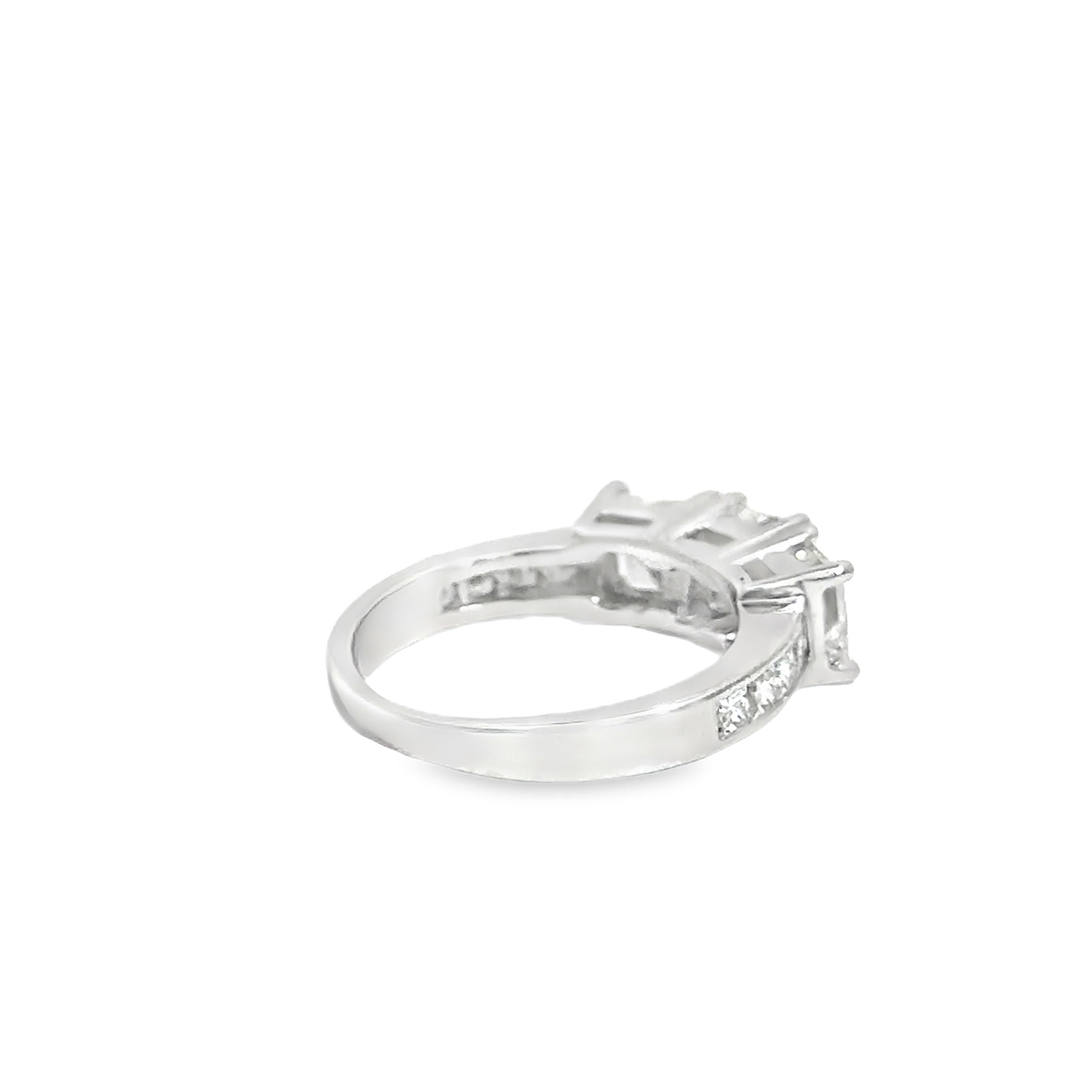14k Weißgold Drei-Stein-Prinzessinnenschliff Diamantring - 2,05ct Center Damen im Angebot