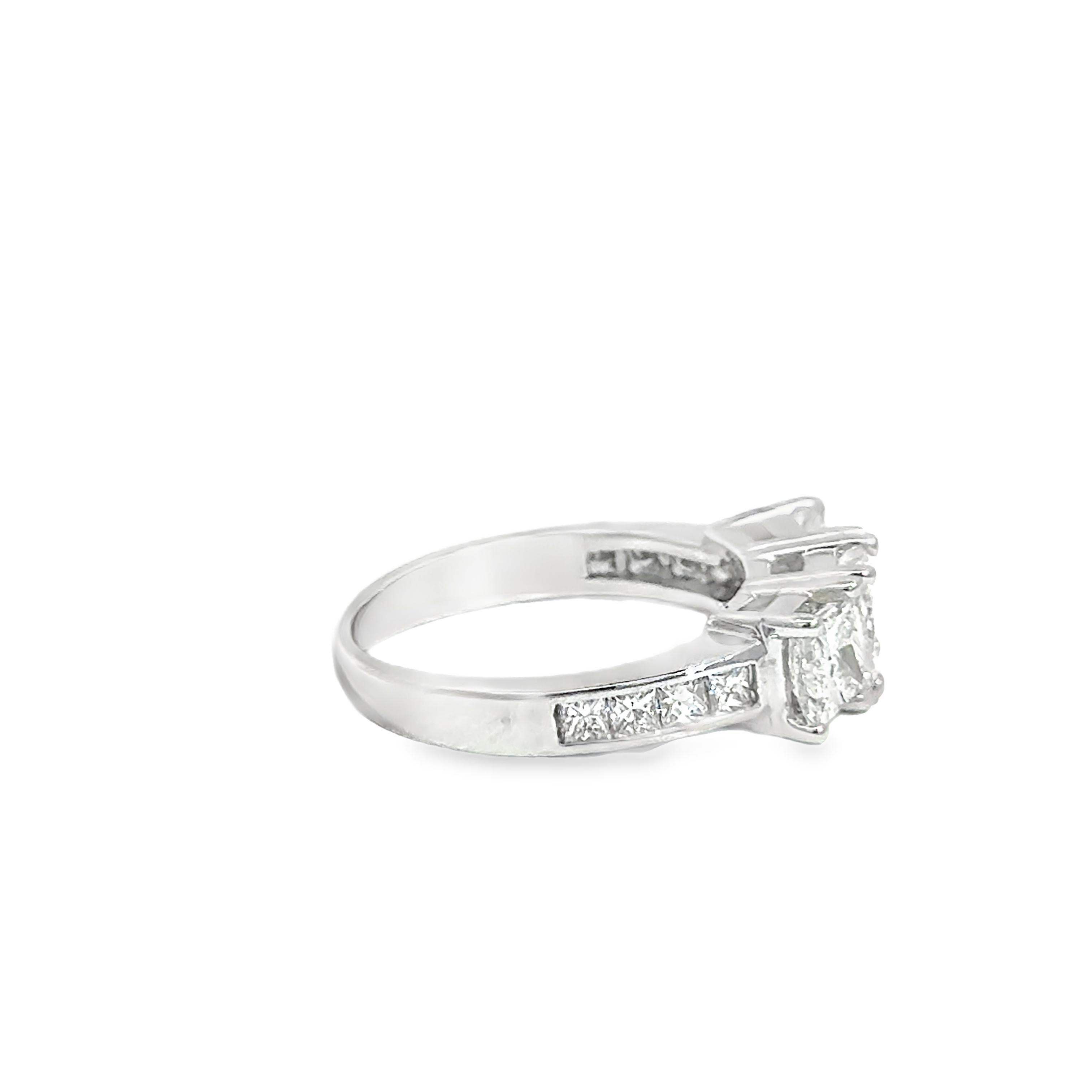 14k Weißgold Drei-Stein-Prinzessinnenschliff Diamantring - 2,05ct Center im Angebot 1