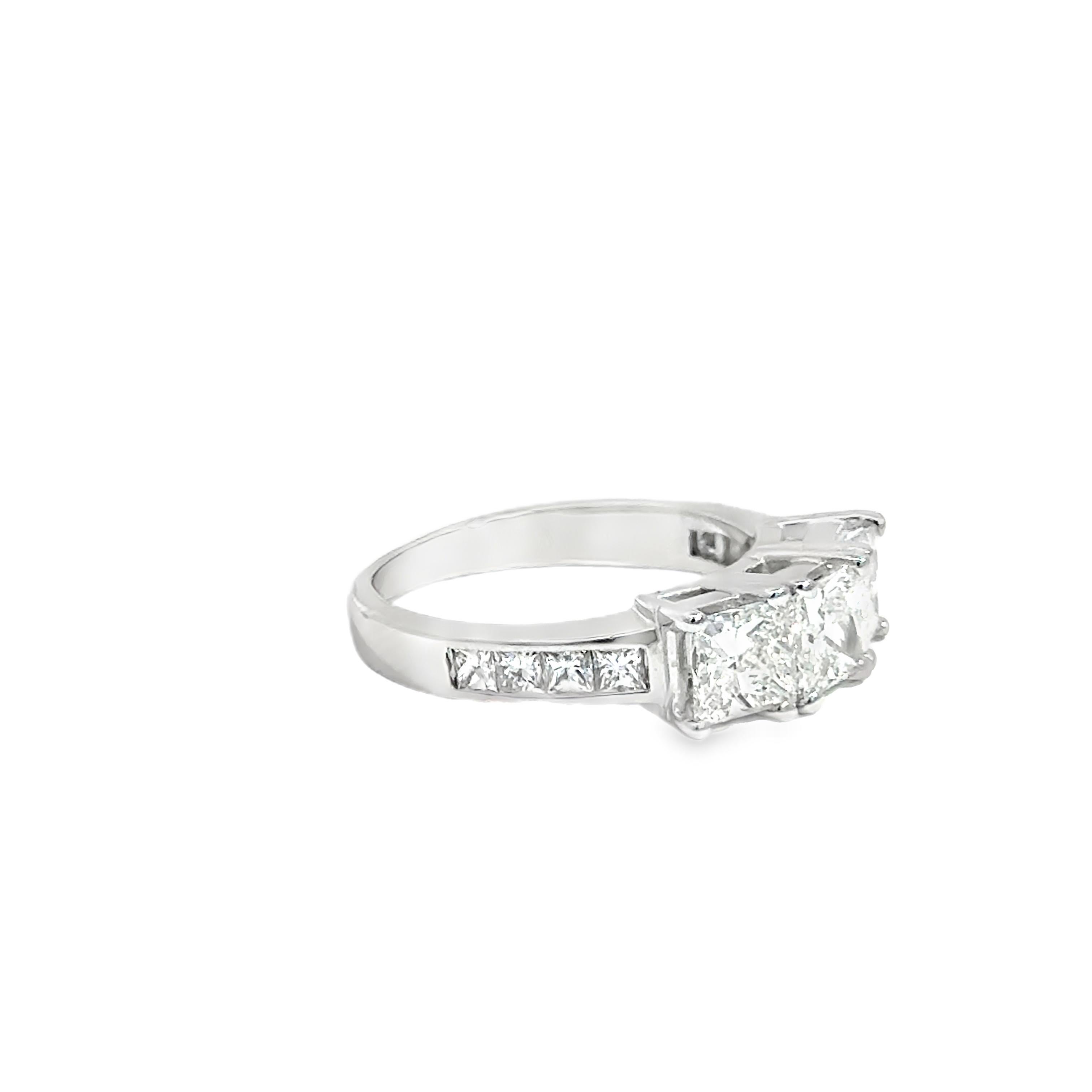 14k Weißgold Drei-Stein-Prinzessinnenschliff Diamantring - 2,05ct Center im Angebot 2
