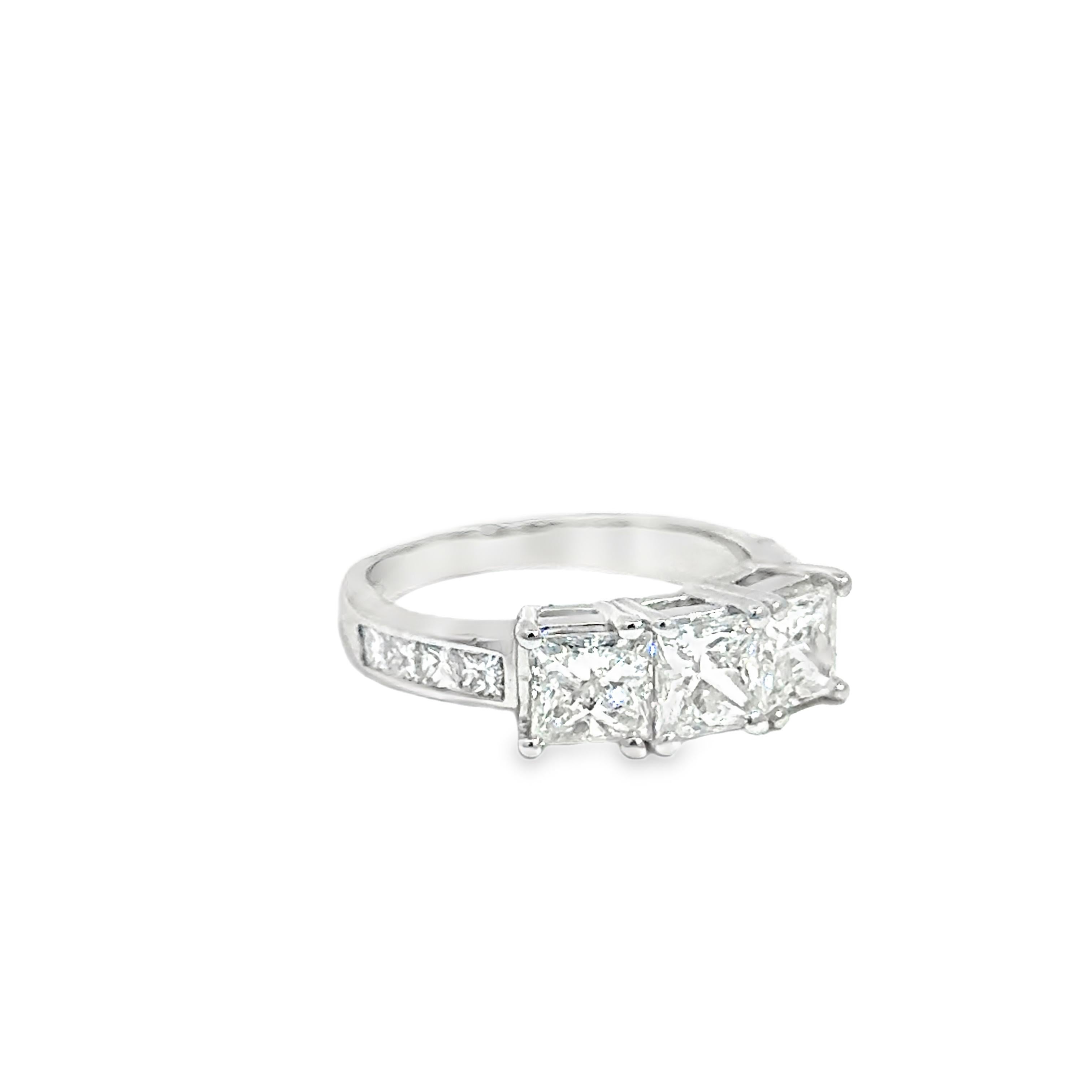 14k Weißgold Drei-Stein-Prinzessinnenschliff Diamantring - 2,05ct Center im Angebot 3