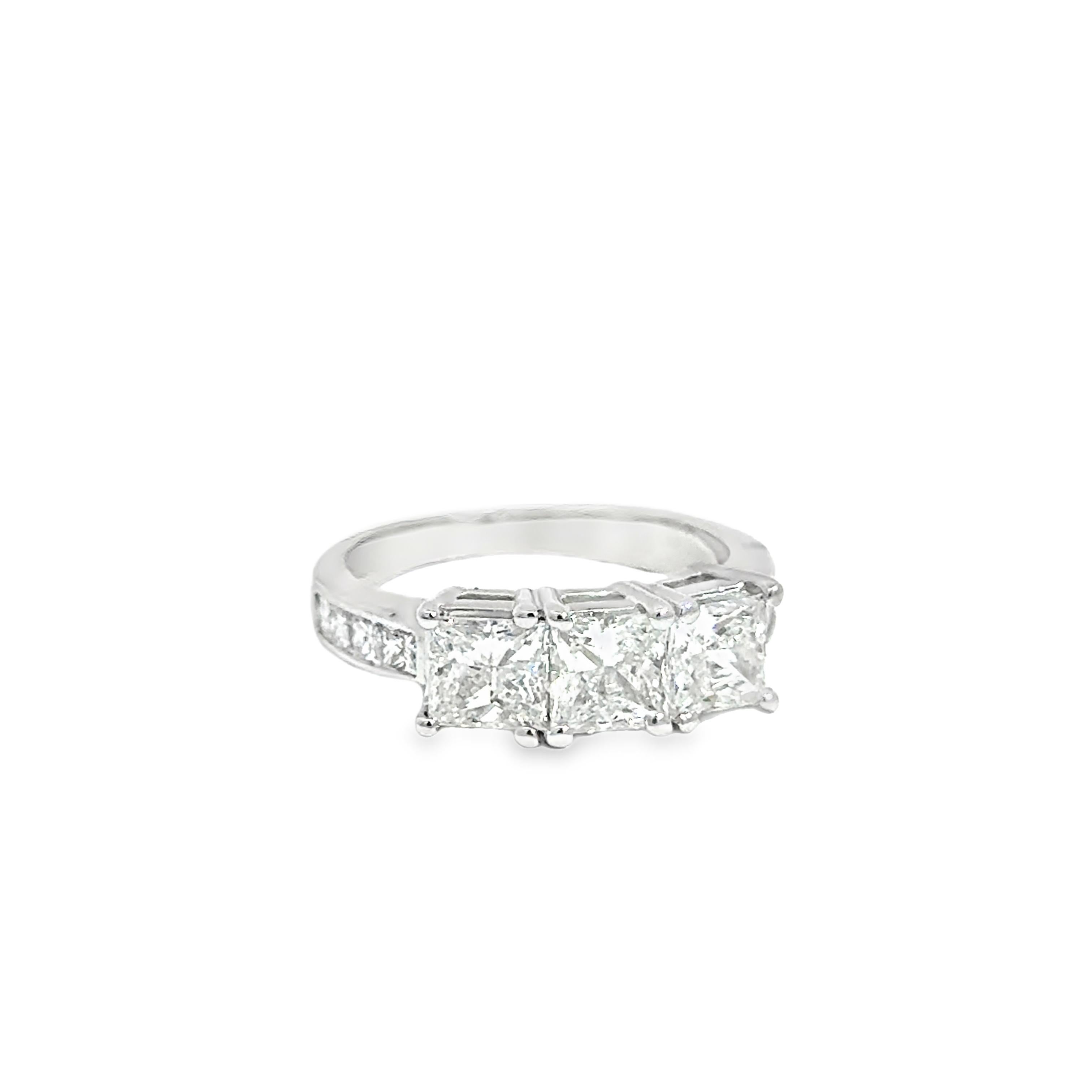 14k Weißgold Drei-Stein-Prinzessinnenschliff Diamantring - 2,05ct Center im Angebot 4