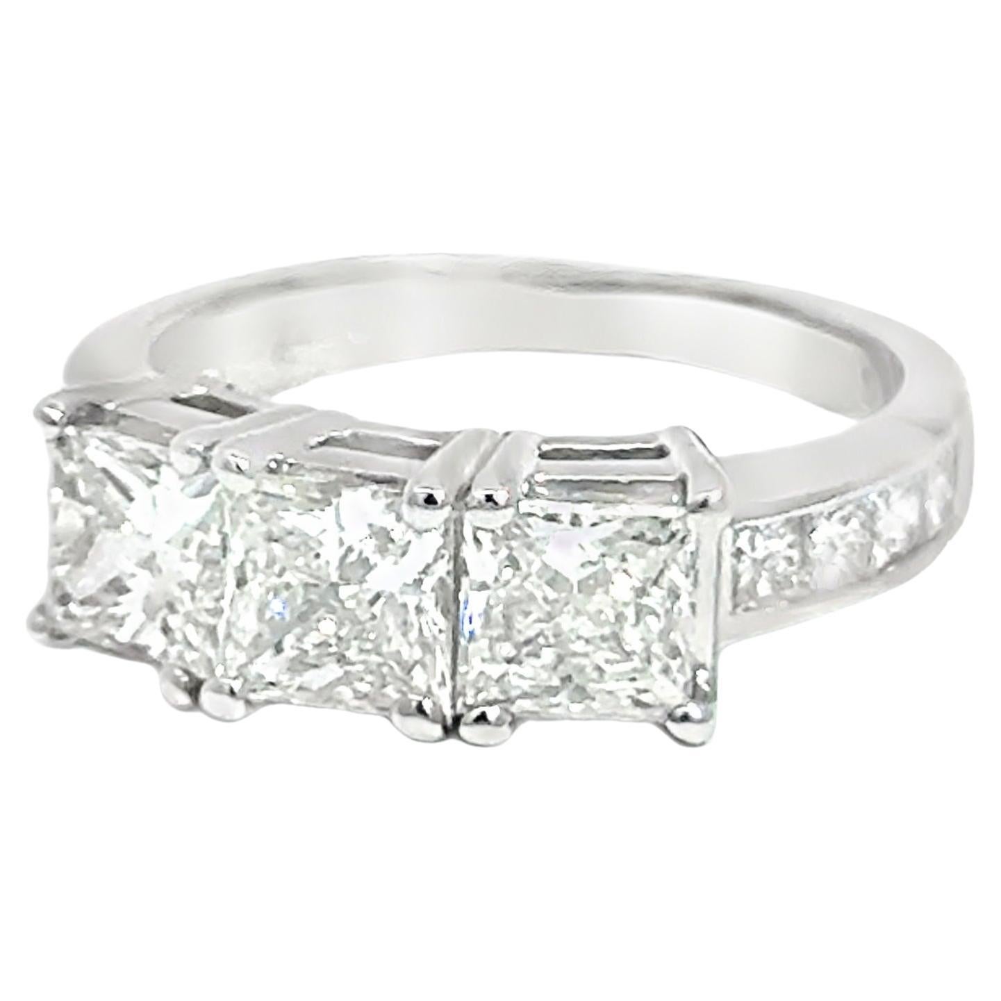 14k Weißgold Drei-Stein-Prinzessinnenschliff Diamantring - 2,05ct Center im Angebot