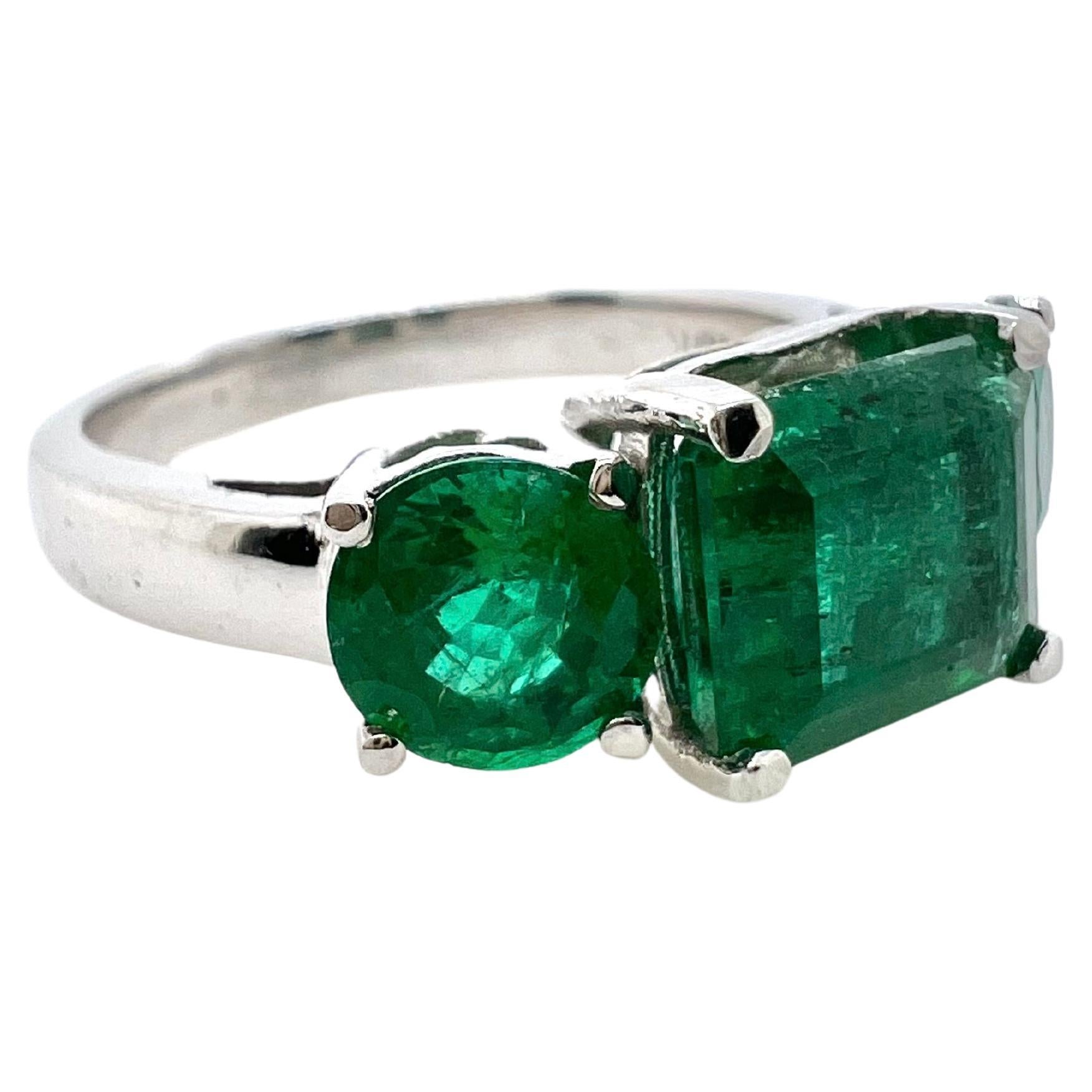 Contemporary 14k White Gold Three Stones Emerald Ring For Sale
