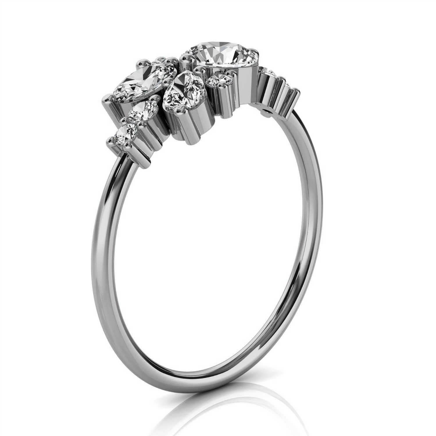 Cette bague délicate comporte neuf (9) diamants dispersés sur un anneau de 1,2 mm. Cet été d'amour entre des diamants de forme ovale, poire et ronde crée l'ultime bague organique. C'est empilable, c'est amusant ! Découvrez la différence en personne