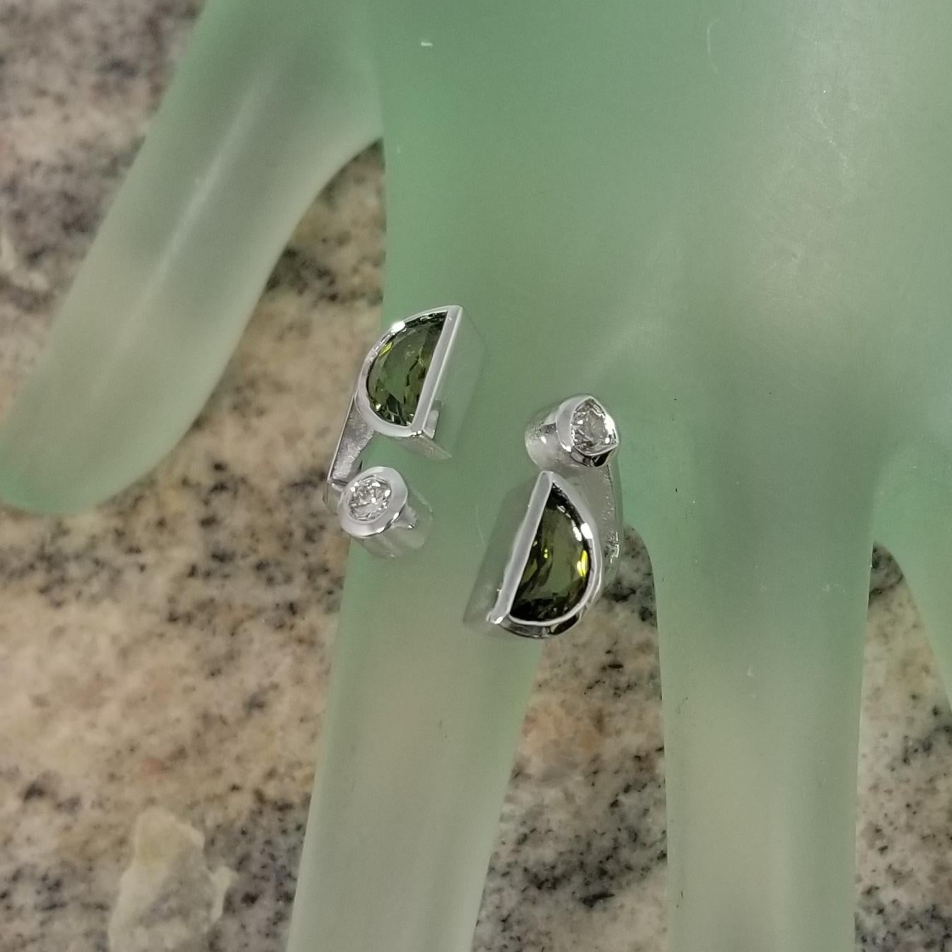 14K White Gold Tourmaline and Diamond Split Ring In New Condition For Sale In Los Angeles, CA