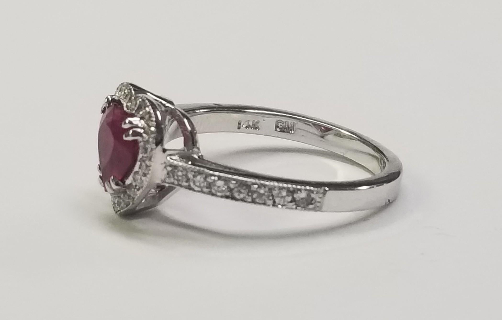 Anello in oro bianco 14k con tormalina a forma di cuore e diamanti, contenente uno smeraldo a forma di cuore di qualità gemmologica del peso di 1,04 carati e 34 diamanti rotondi a taglio pieno di qualità finissima del peso di 0,35 carati.  Questo